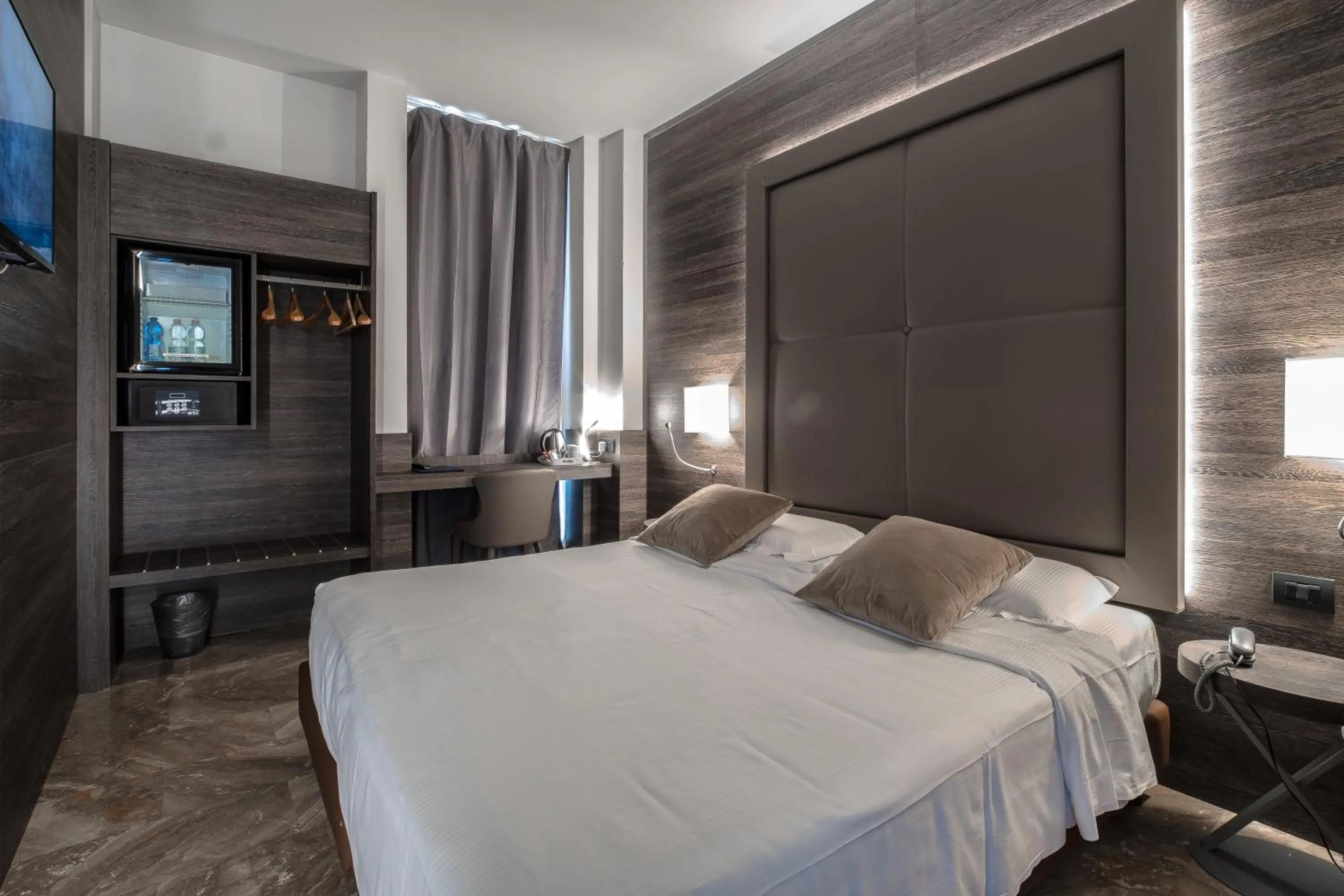 Photo of the whole room, Bed in Canova Hotel