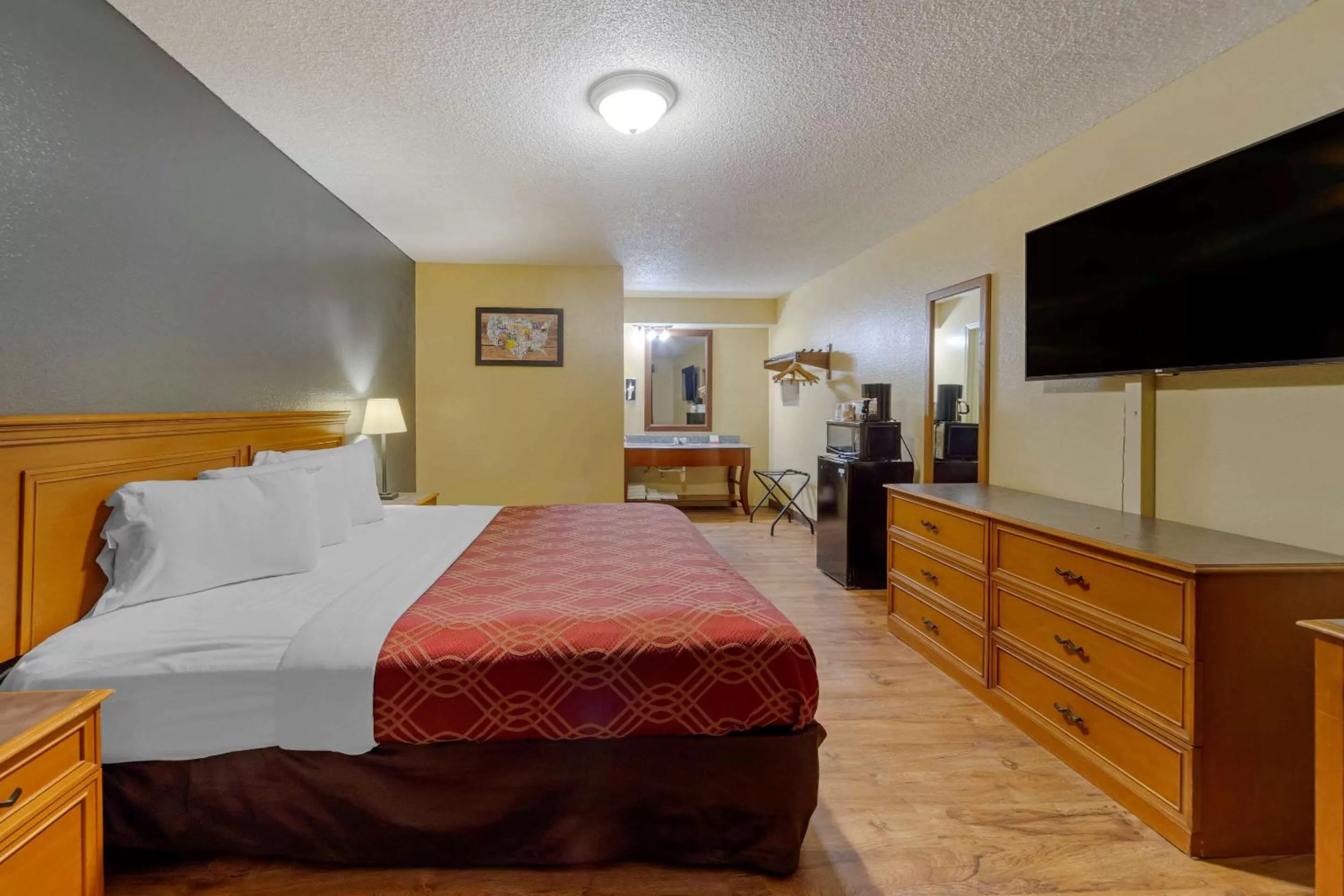 Photo of the whole room, Bed in Econo Lodge Pryor