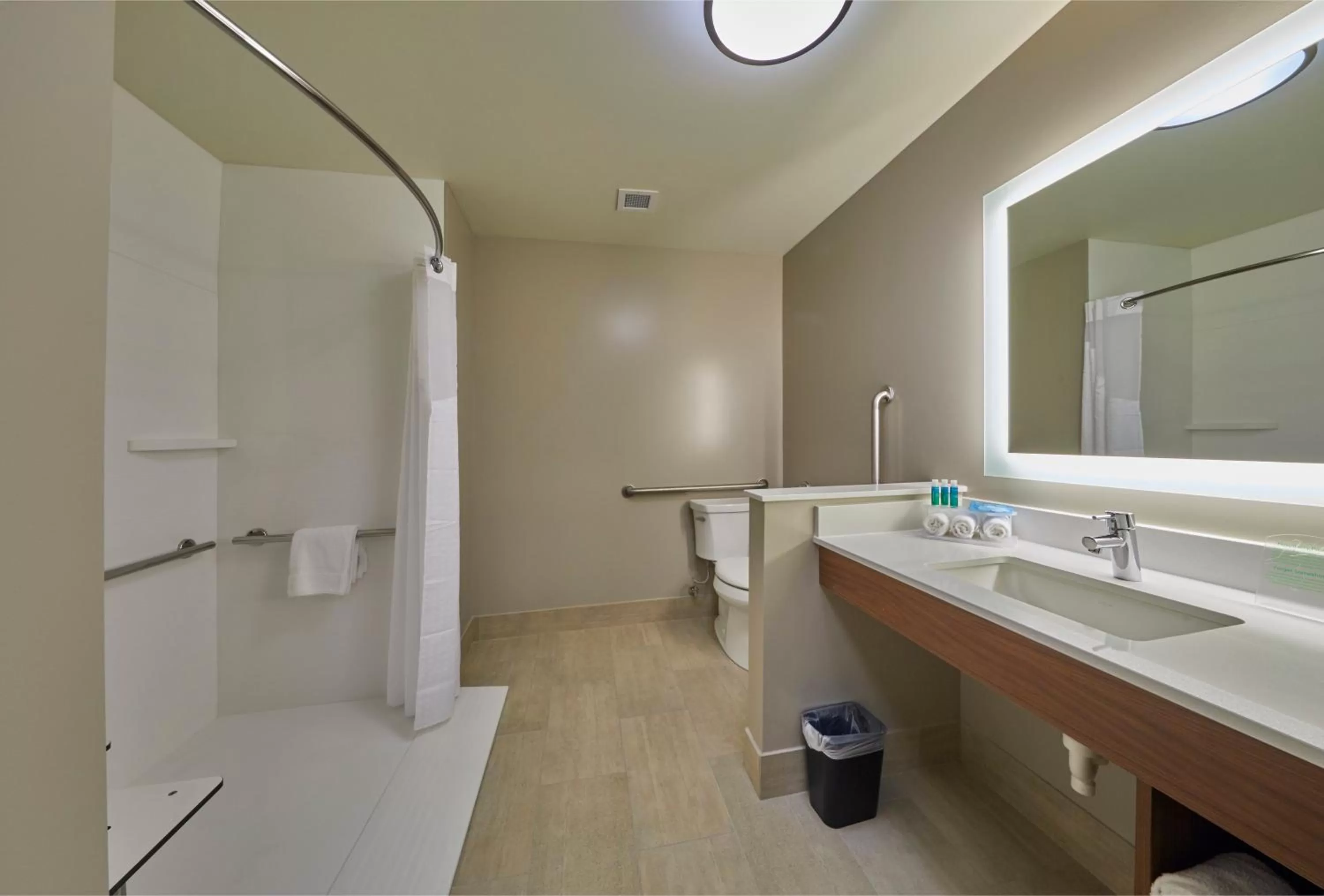 Bathroom in Holiday Inn Express & Suites - Hermiston Downtown by IHG