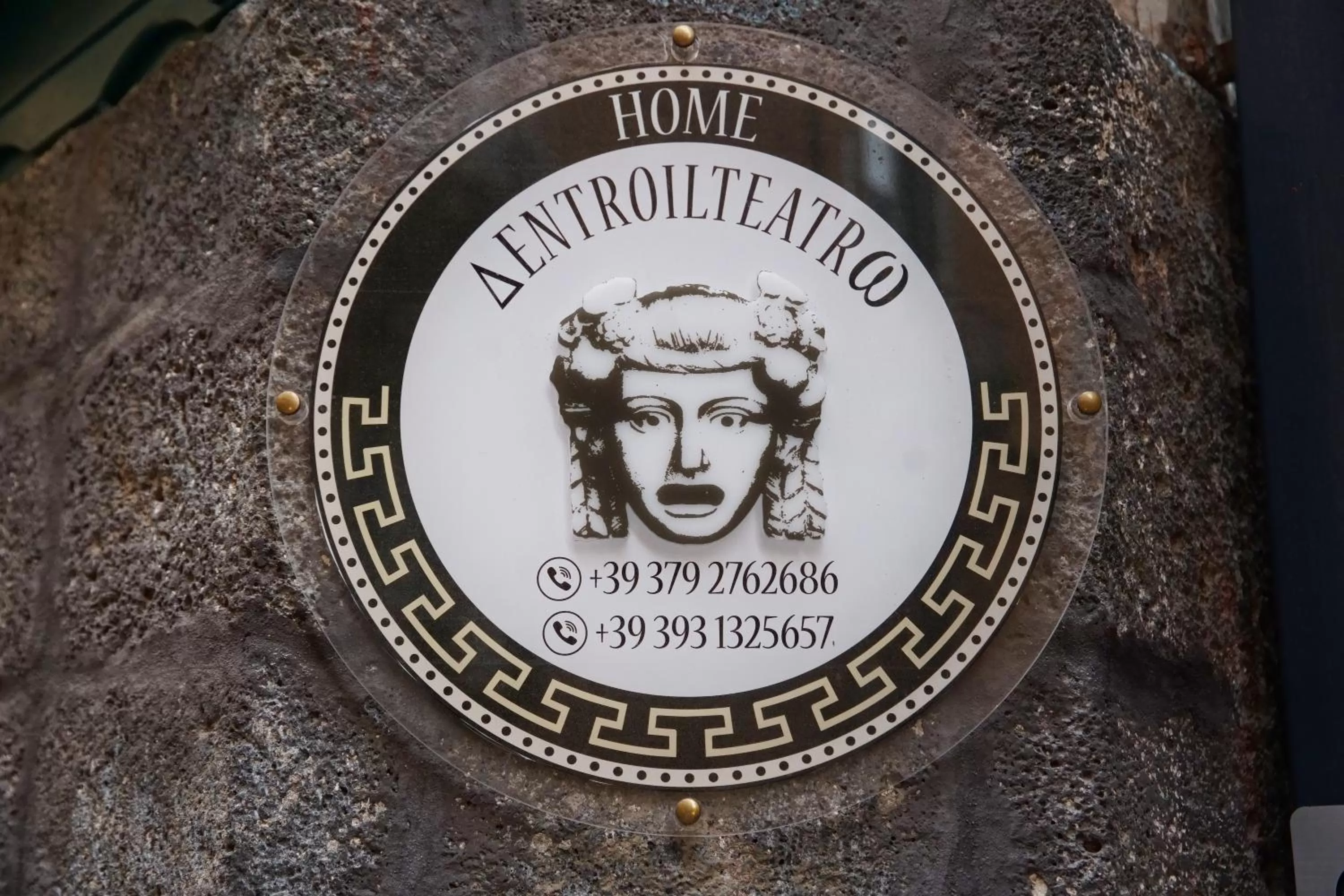 Property Logo/Sign in Home dentro il teatro