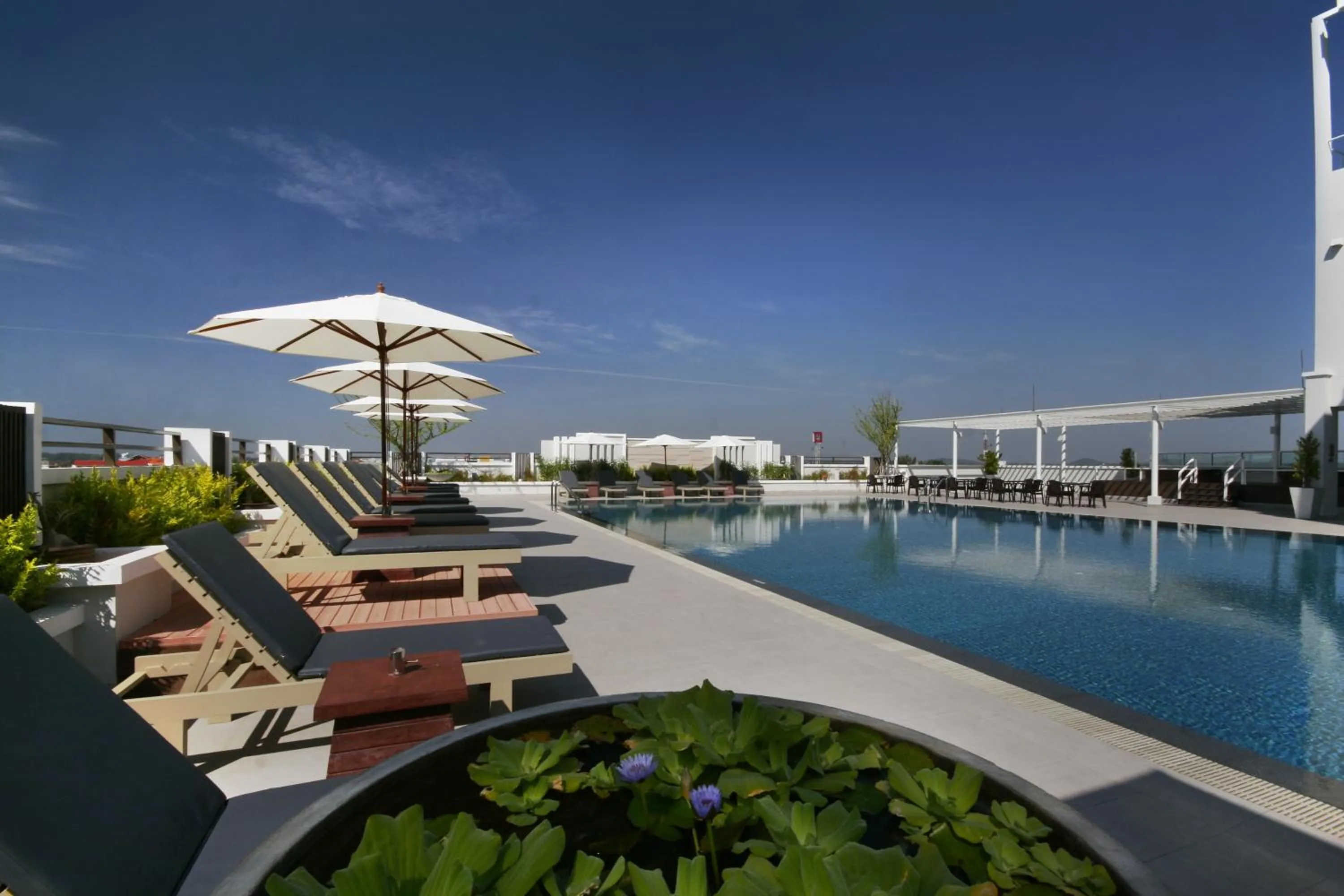 Swimming pool in Kameo Grand Hotel & Serviced Apartment, Rayong