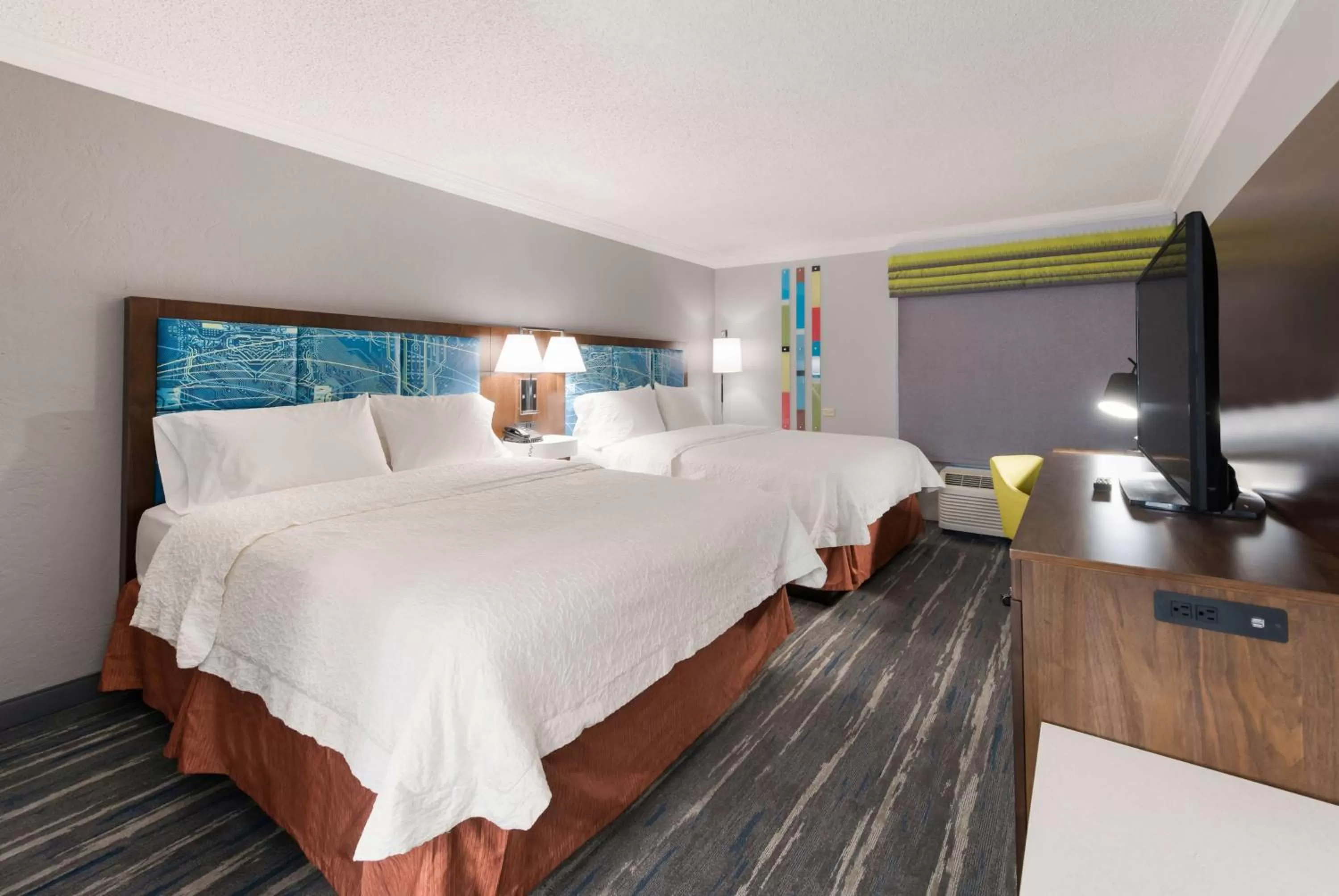 Bed in Hampton Inn & Suites Chicago-Hoffman Estates