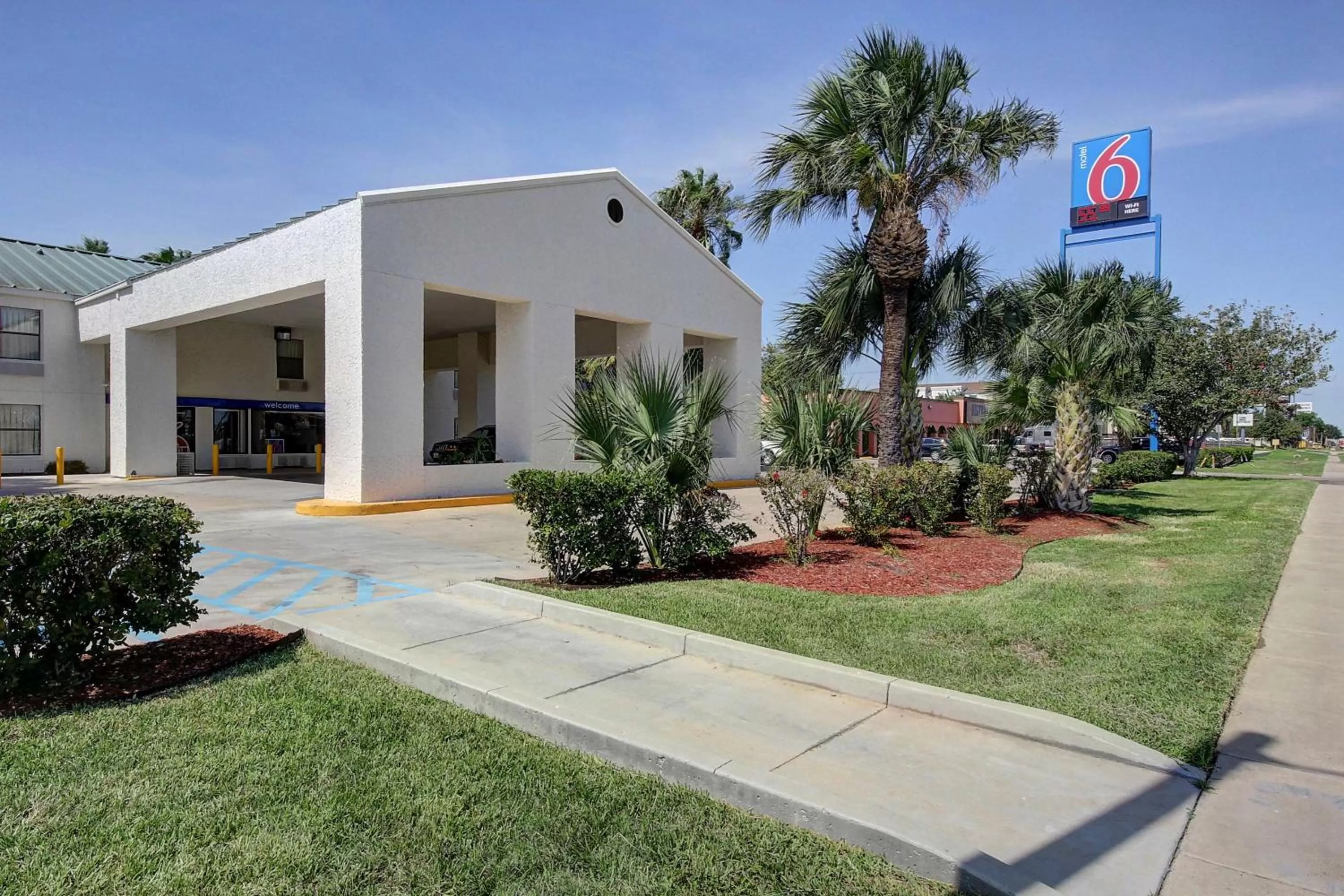 Property building in Motel 6-Laredo, TX - North I-35