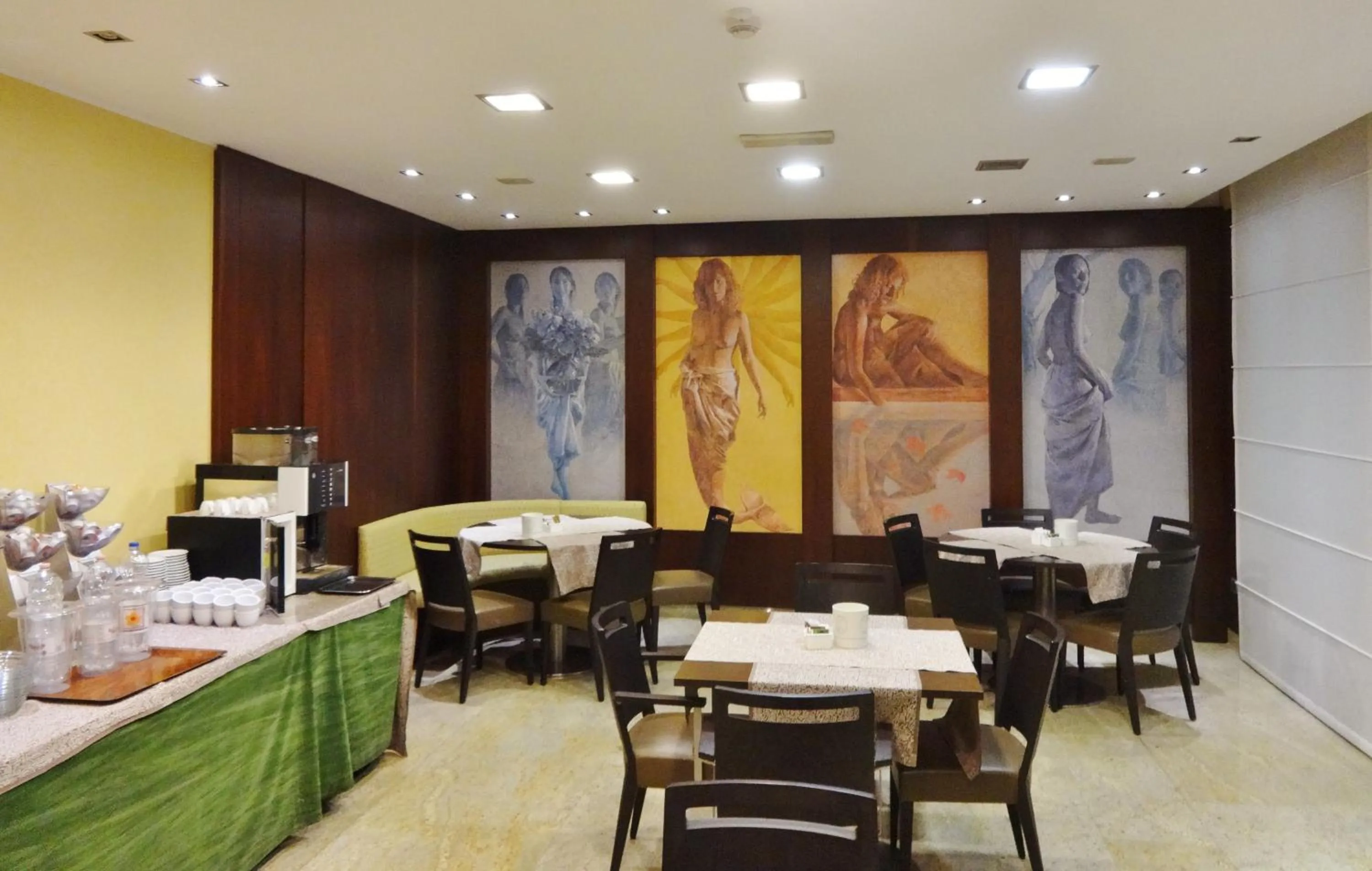 Restaurant/places to eat in Hotel Tiffany Milano