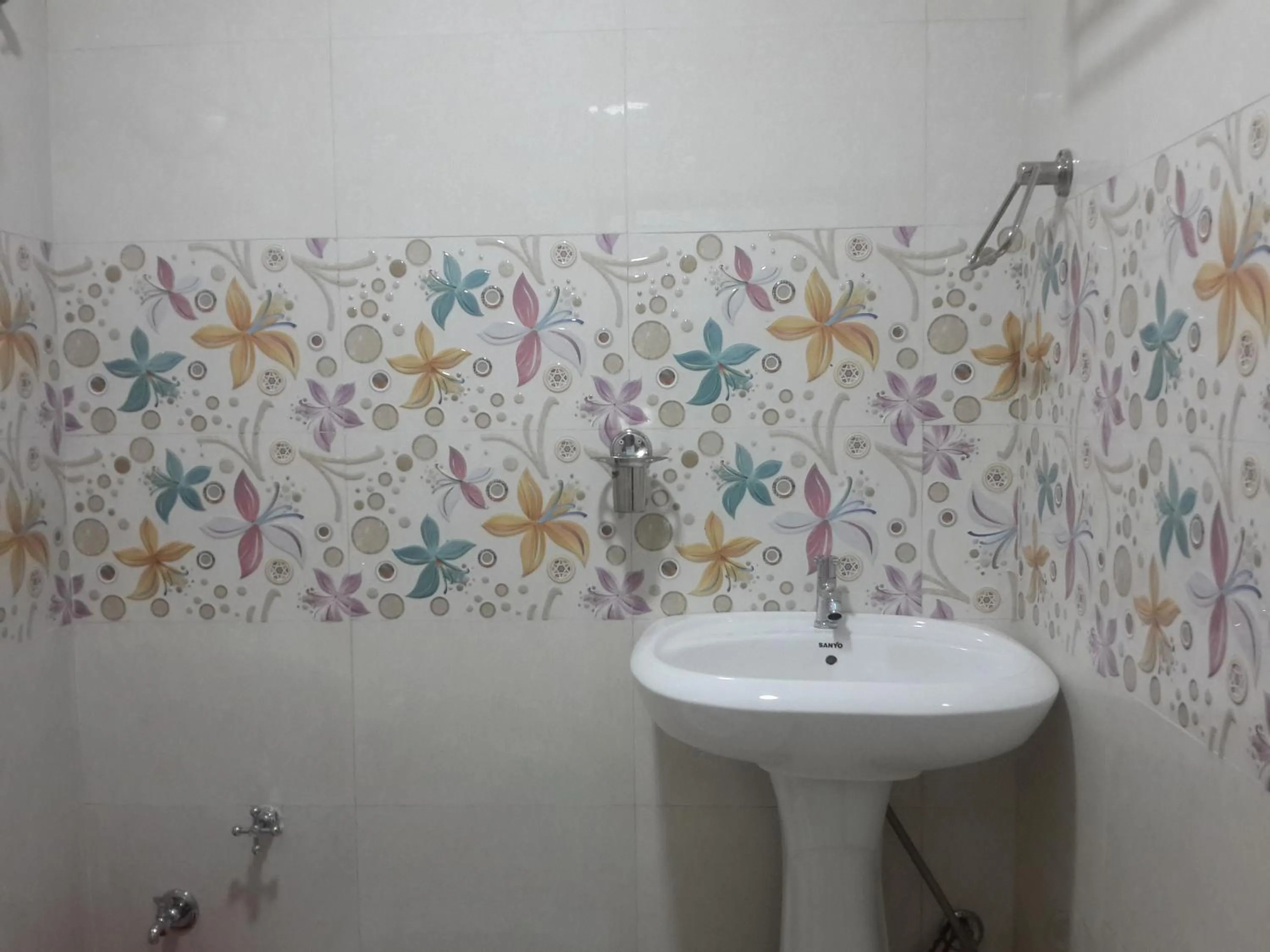 Bathroom in Hotel Holiday Era Opposite Railway Station