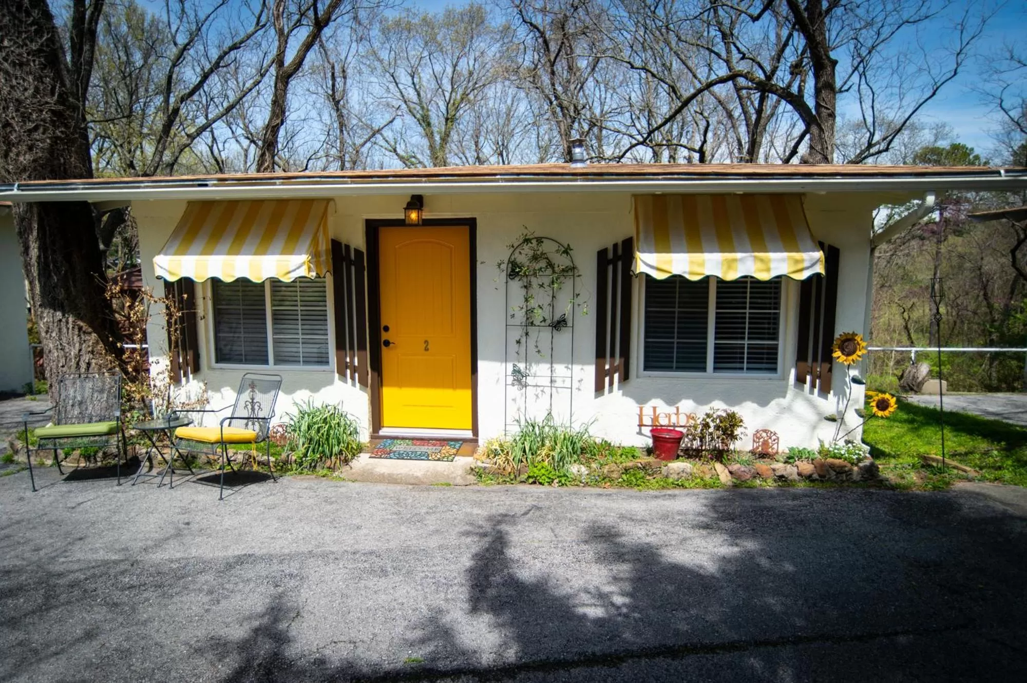 Property building in Sherwood Court Cottages & Guest Rooms