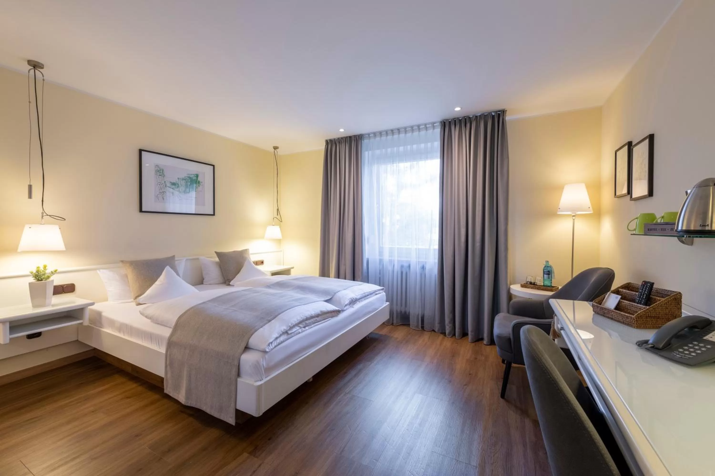 Photo of the whole room, Bed in Hotel Deutscher Hof