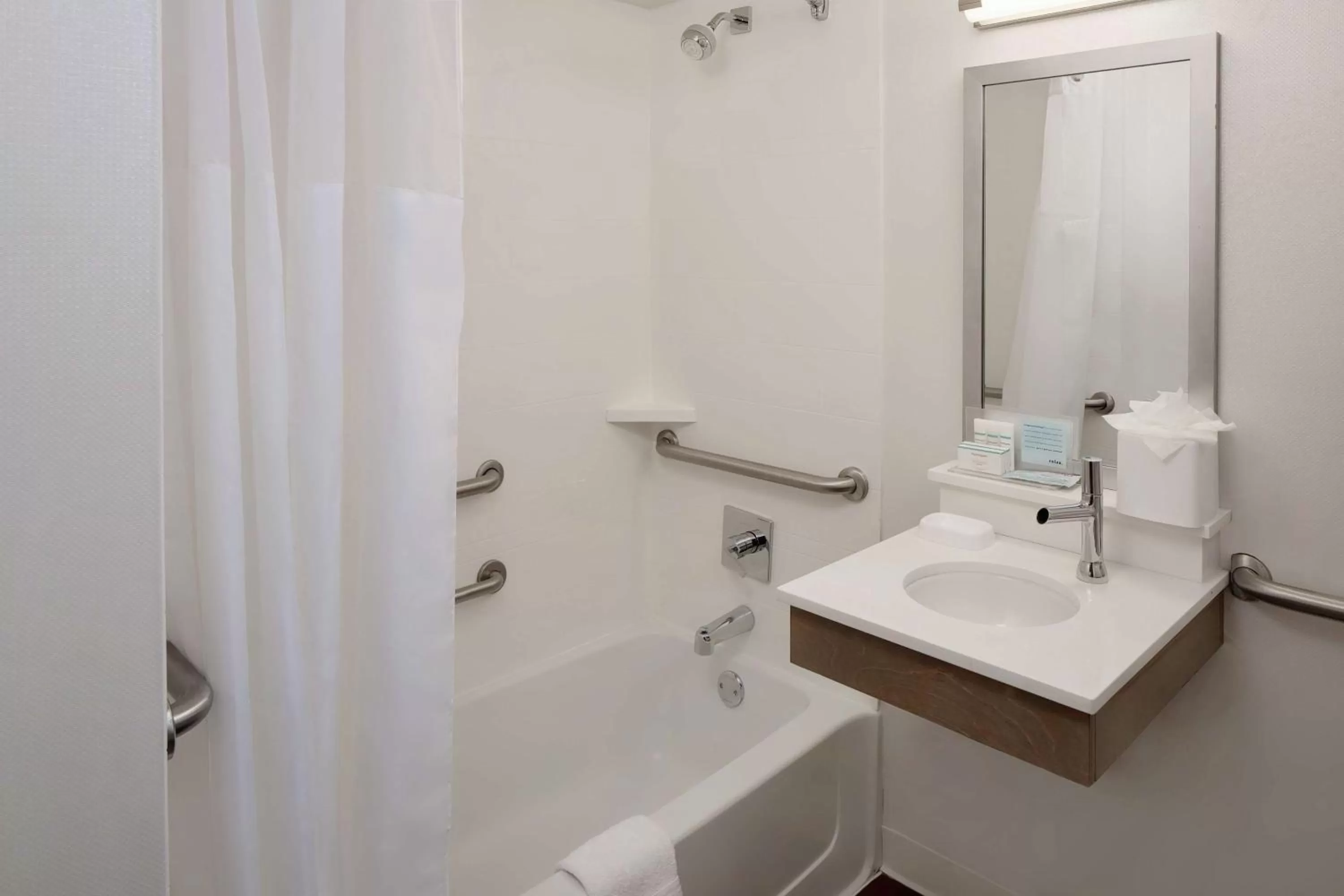 Bathroom in Hampton Inn Louisville Downtown