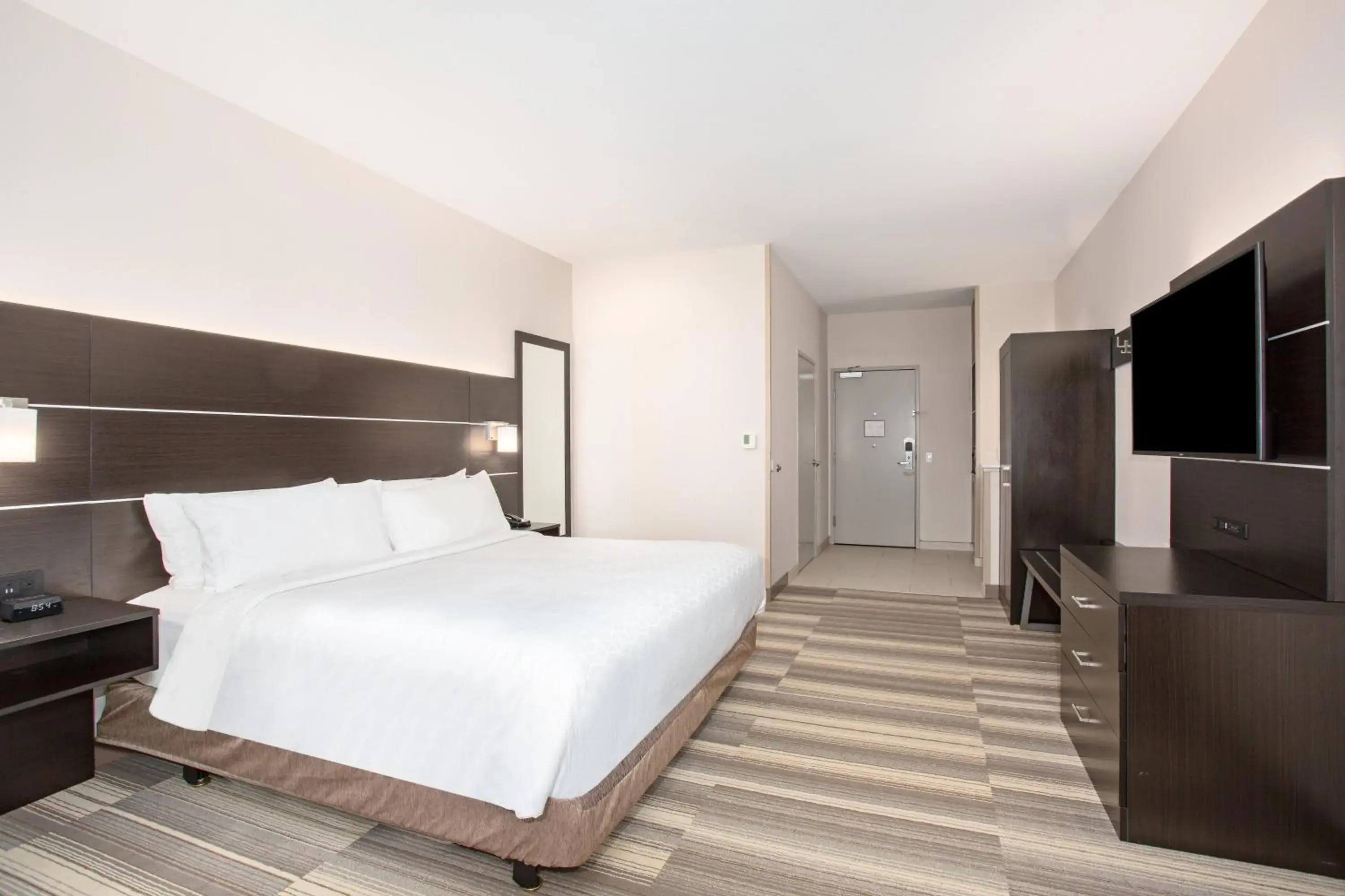 Standard King Room with Mobility Accessible Tub - Pet Friendly in Holiday Inn Express & Suites Lincoln City by IHG Standard King Room with Mobility Accessible Tub - Pet Friendly in Holiday Inn Express & Suites Lincoln City by IHG