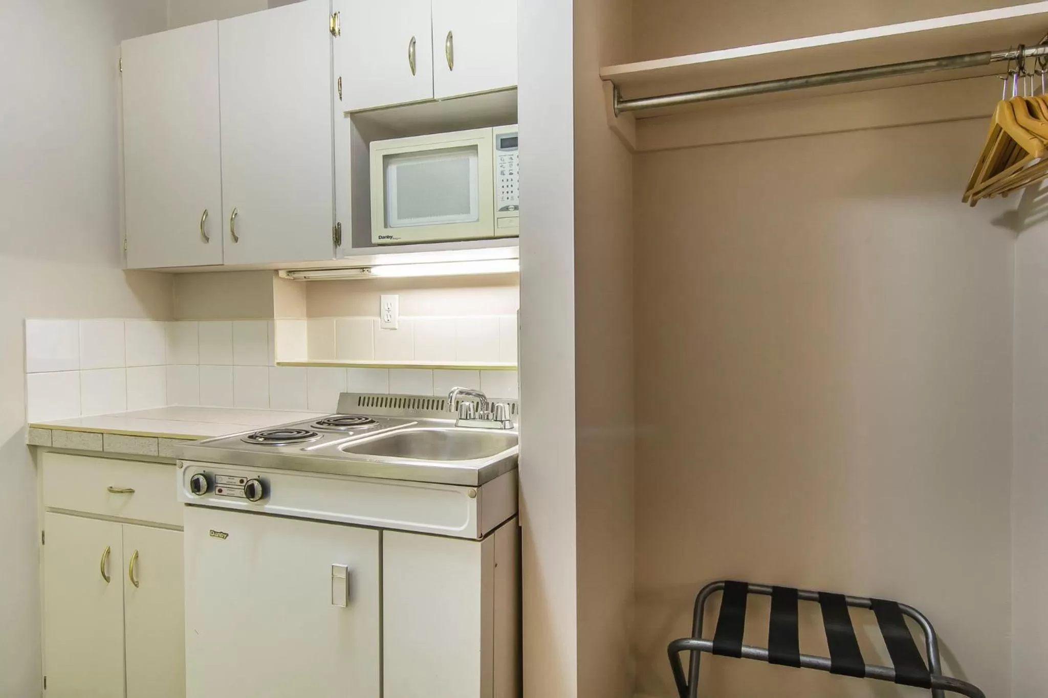 Coffee/tea facilities in Econo Lodge Inn & Suites