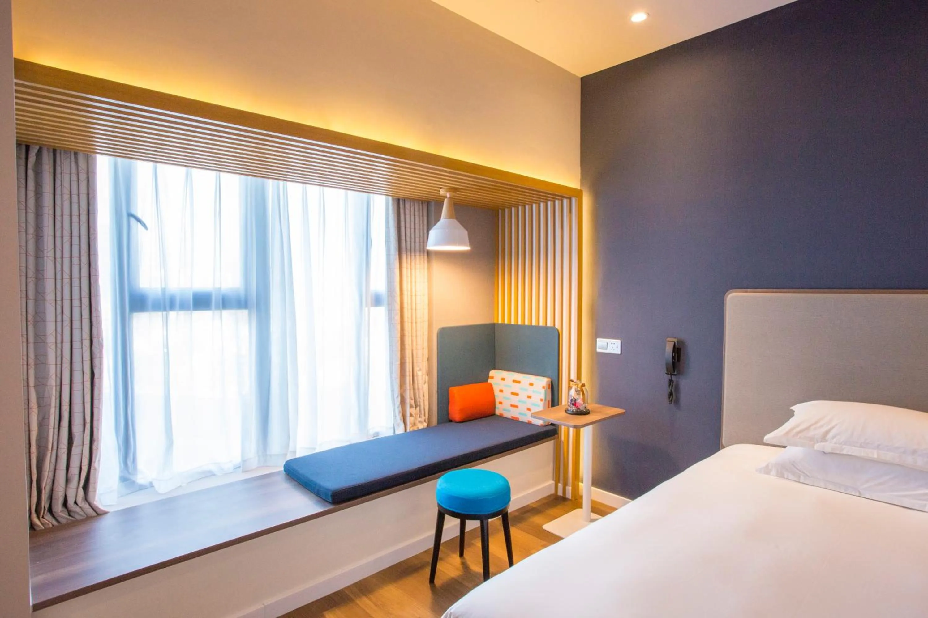 Photo of the whole room, Bed in Holiday Inn Express - Wuhan Optical Valley by IHG