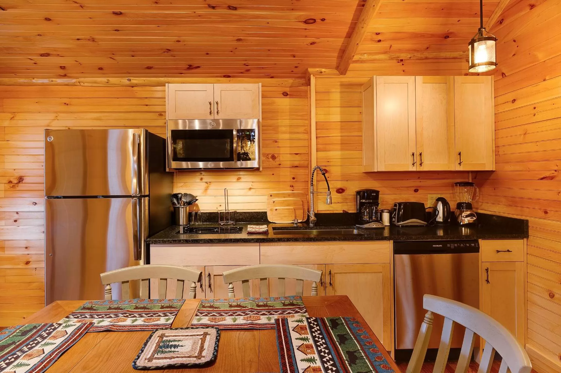 Kitchen or kitchenette in Cobble Mountain Lodge