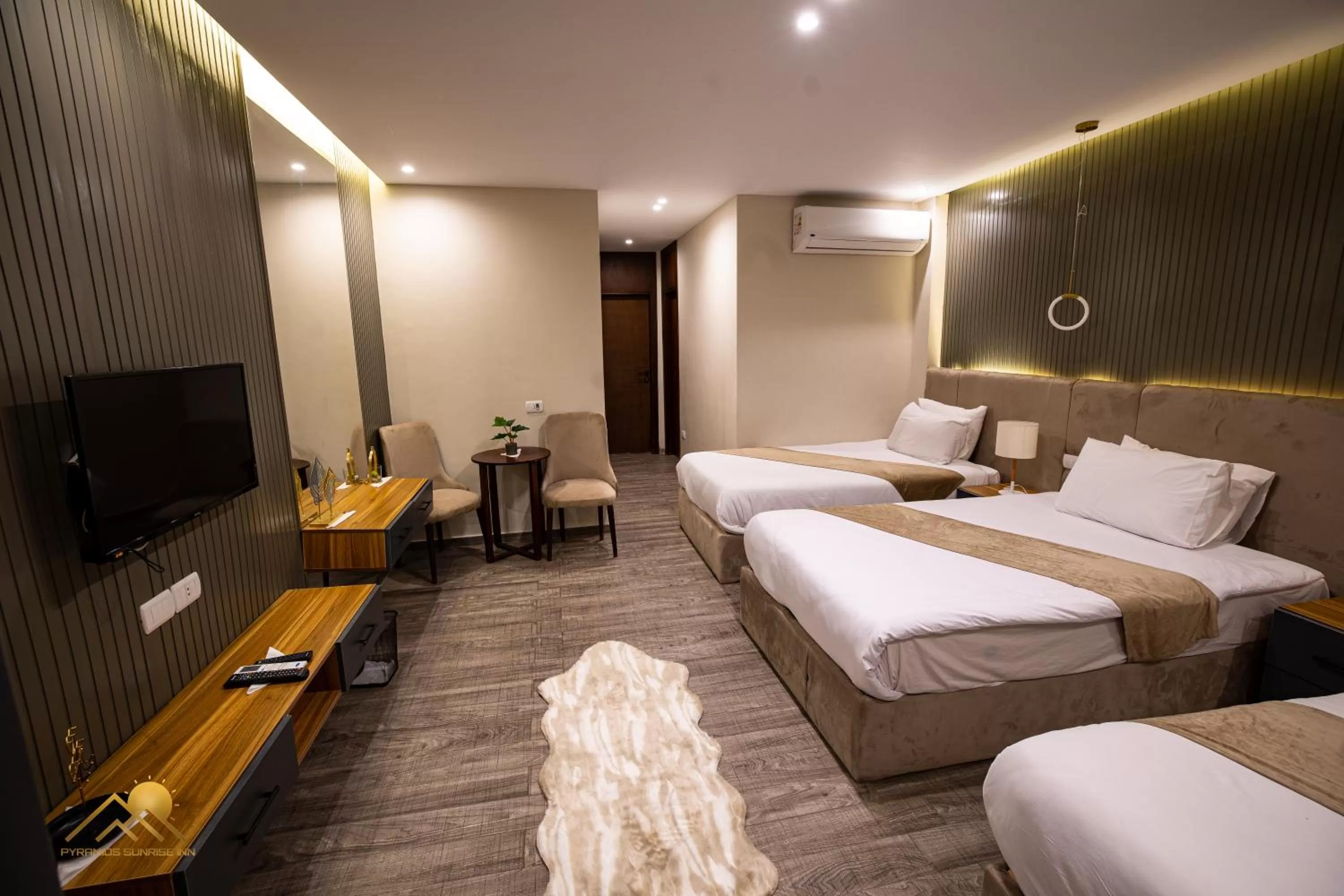 Communal lounge/ TV room, Bed in Pyramids sunrise inn