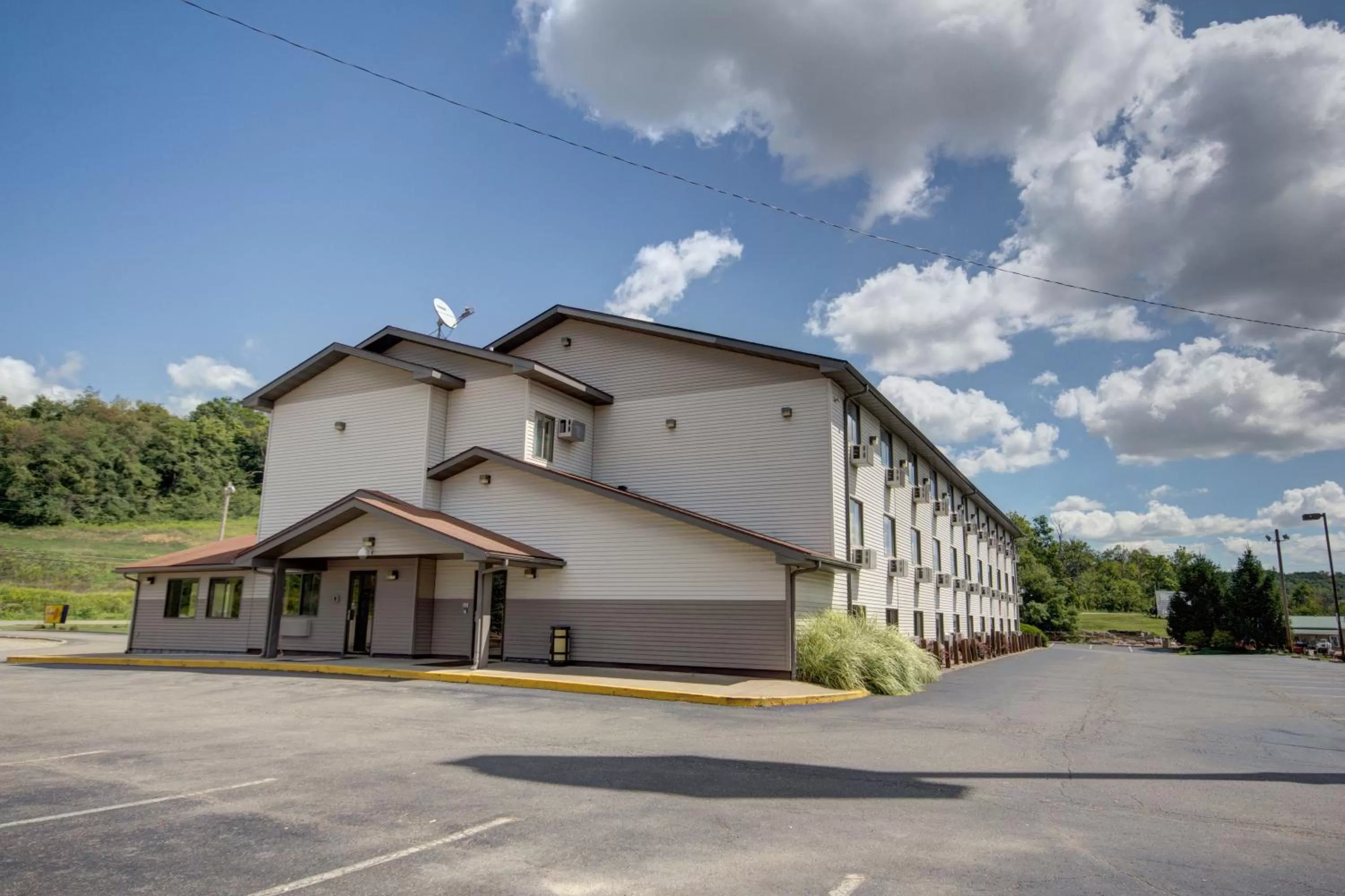 Property building in Super 8 by Wyndham Zanesville