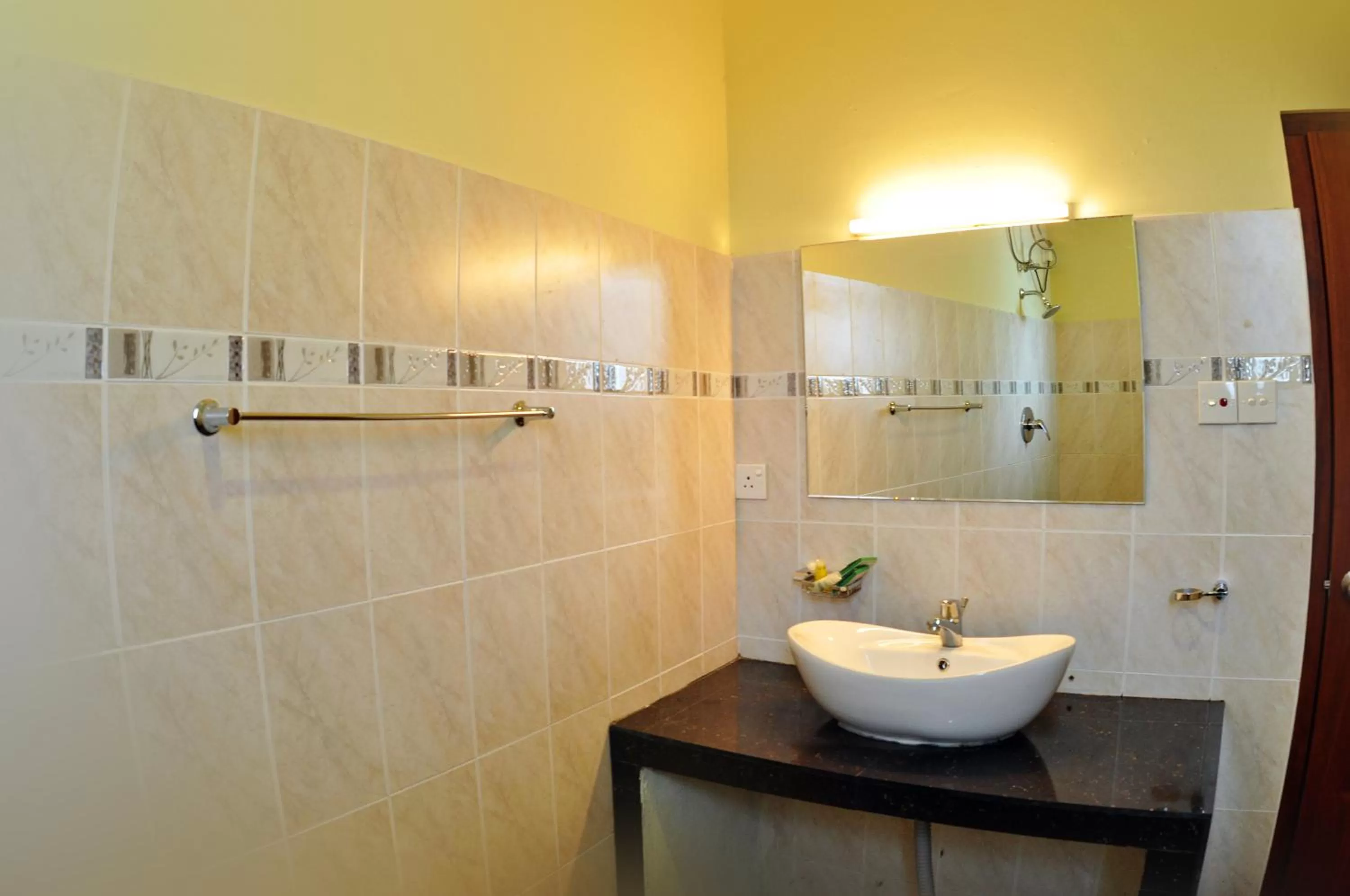 Bathroom in Kandyan View Holiday Bungalow ''Free Pickup From Kandy city''