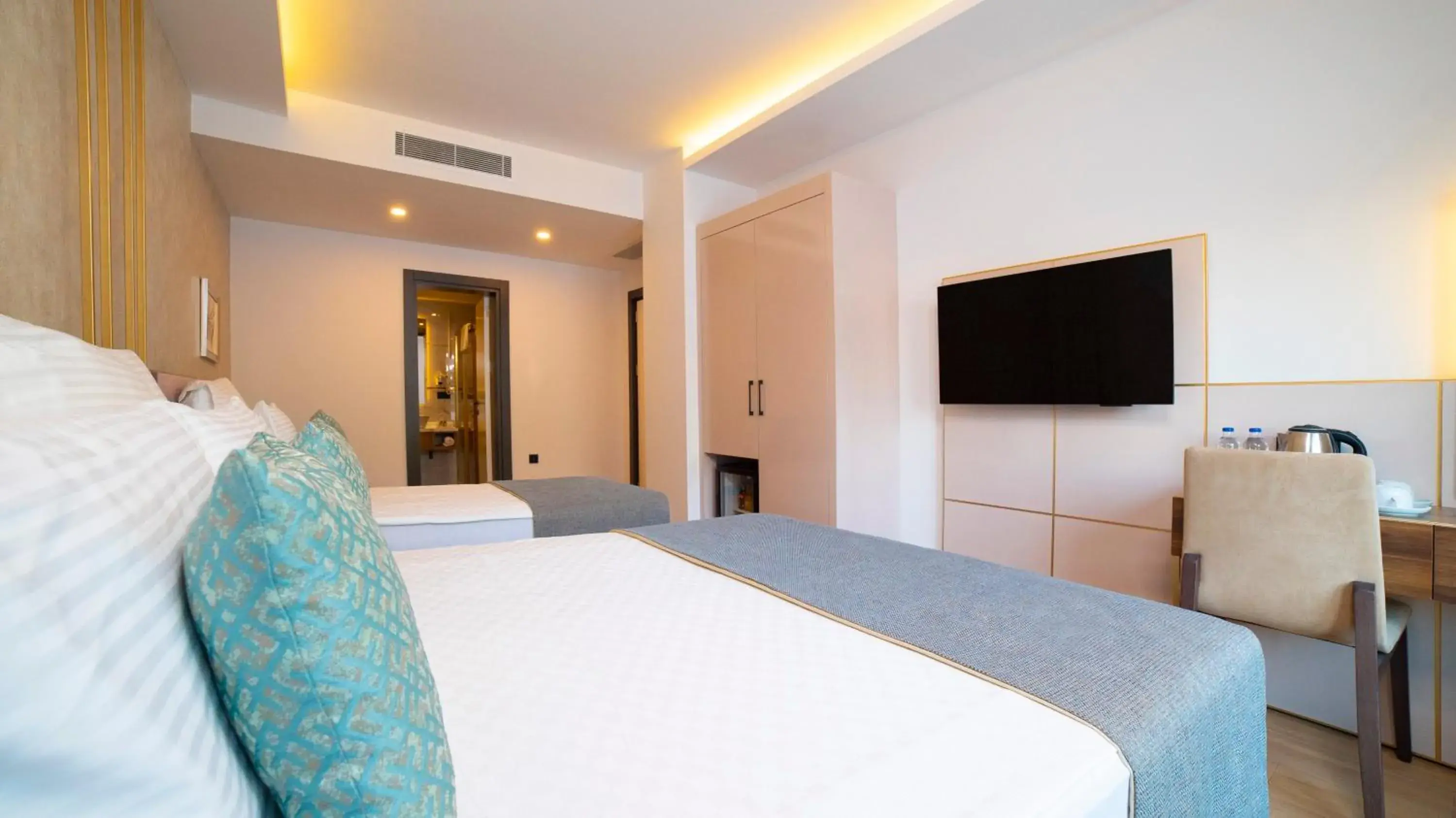 Superior Quadruple Room in Leaf Port Hotel Superior Quadruple Room in Leaf Port Hotel