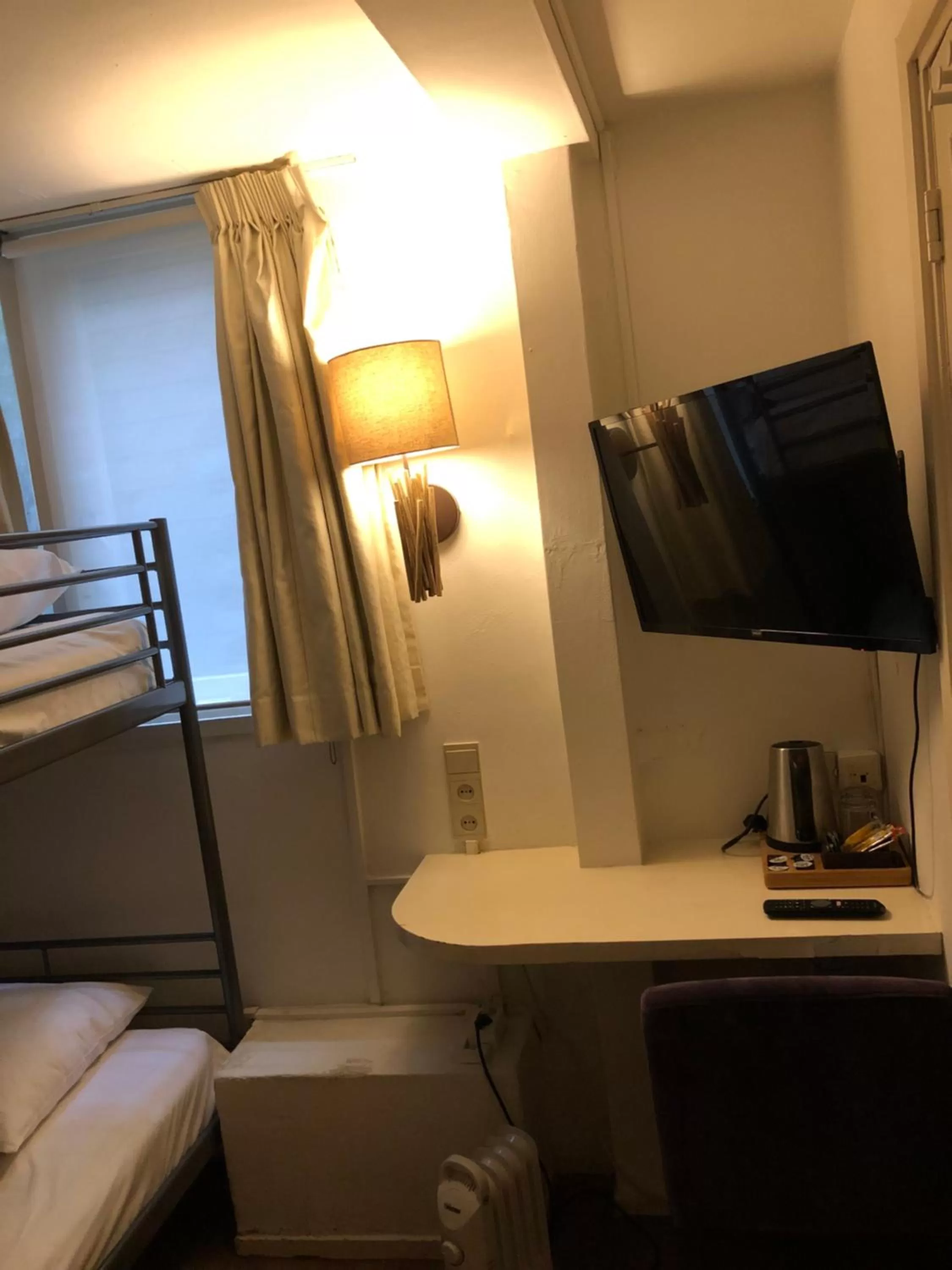 TV and multimedia, Bed in Amsterdam House Hotel