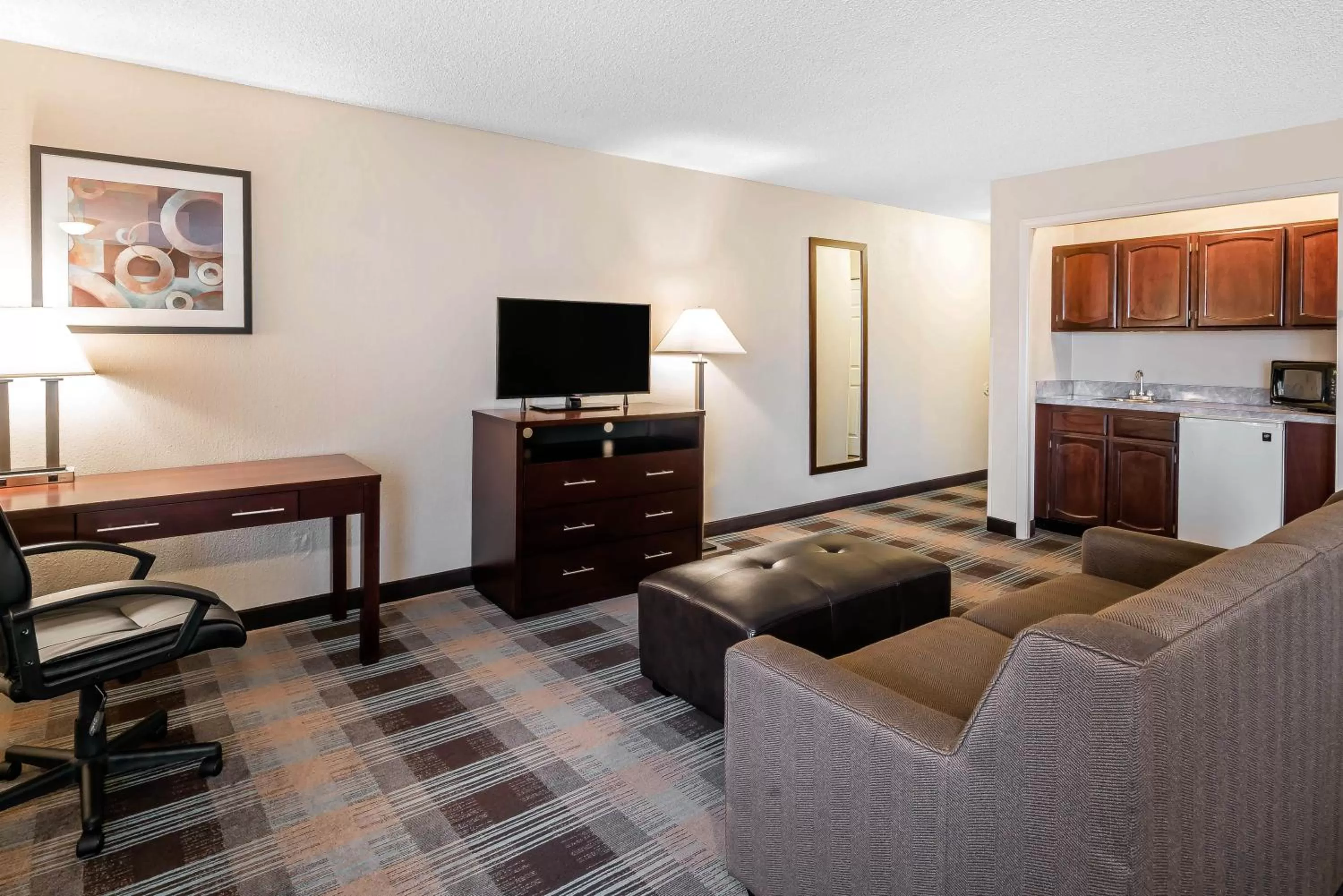 Kitchen or kitchenette, Seating Area in Oasis Inn Tacoma