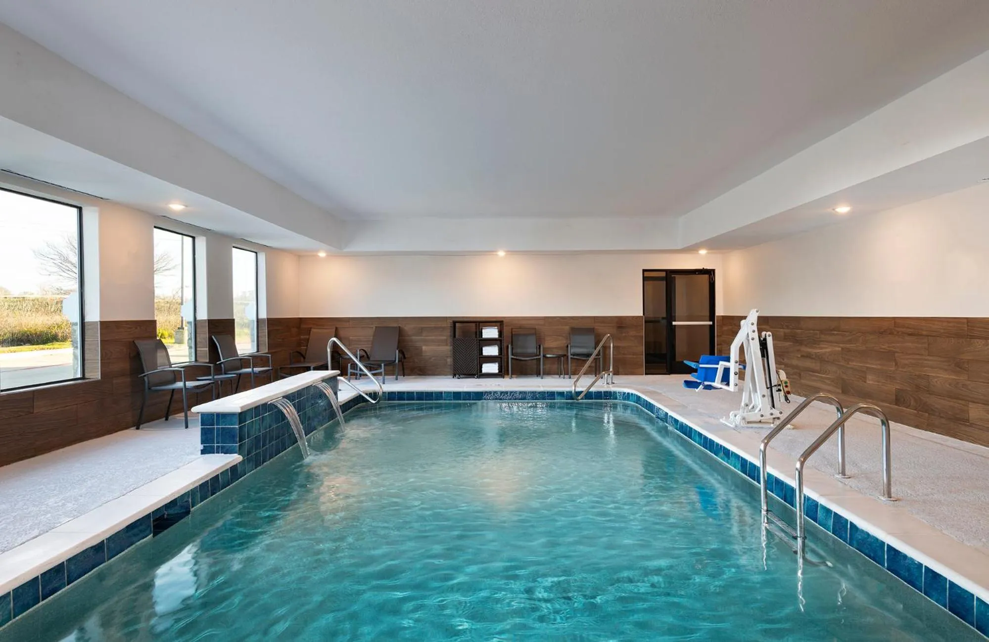 Swimming pool in Fairfield by Marriott Inn & Suites Hillsboro