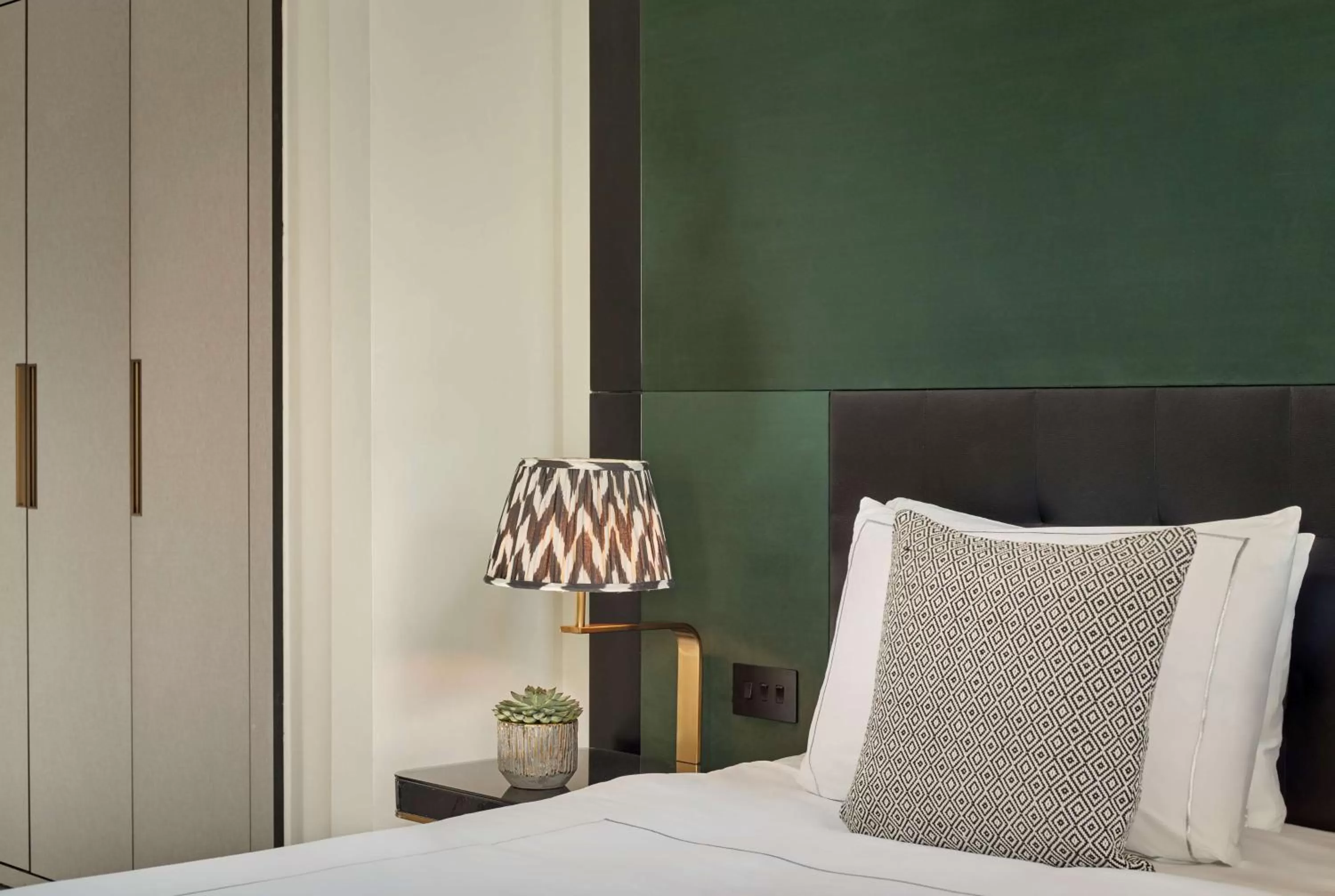 Bedroom, Bed in Holmes Hotel London