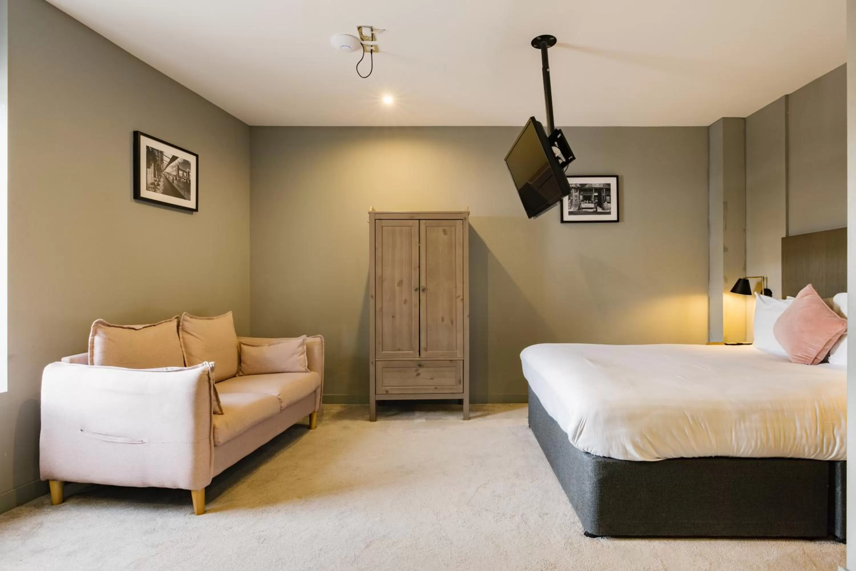 Bedroom in TowerBridge64