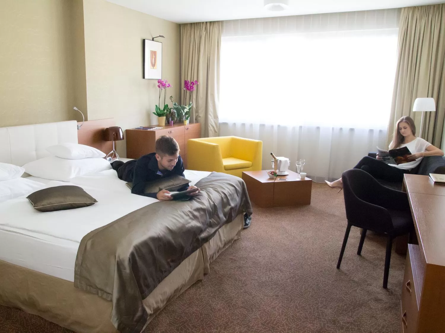 Seating area, Bed in Mikado Hotel