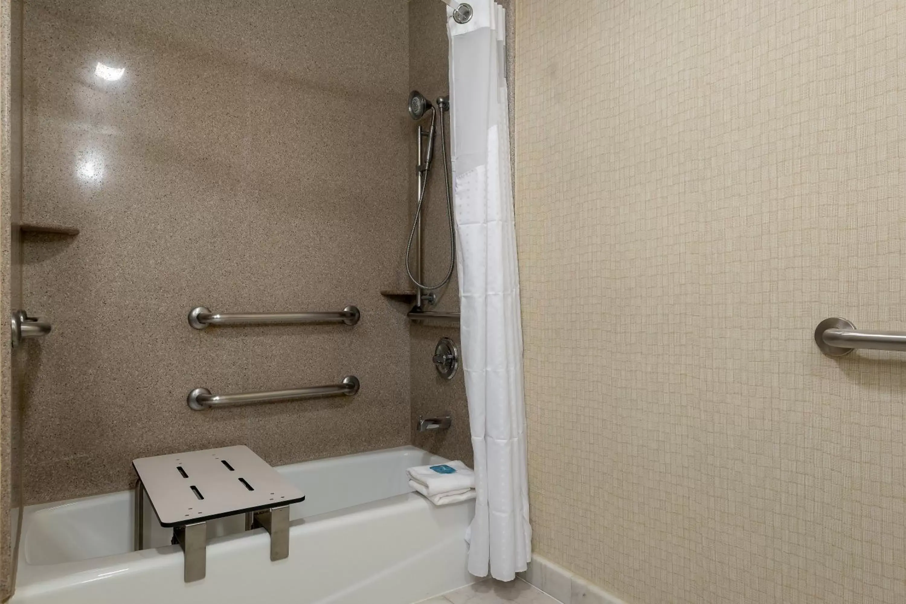 Queen Room - Mobility Accessible in Holiday Inn Express Hotel & Suites Los Angeles Airport Hawthorne by IHG Queen Room - Mobility Accessible in Holiday Inn Express Hotel & Suites Los Angeles Airport Hawthorne by IHG