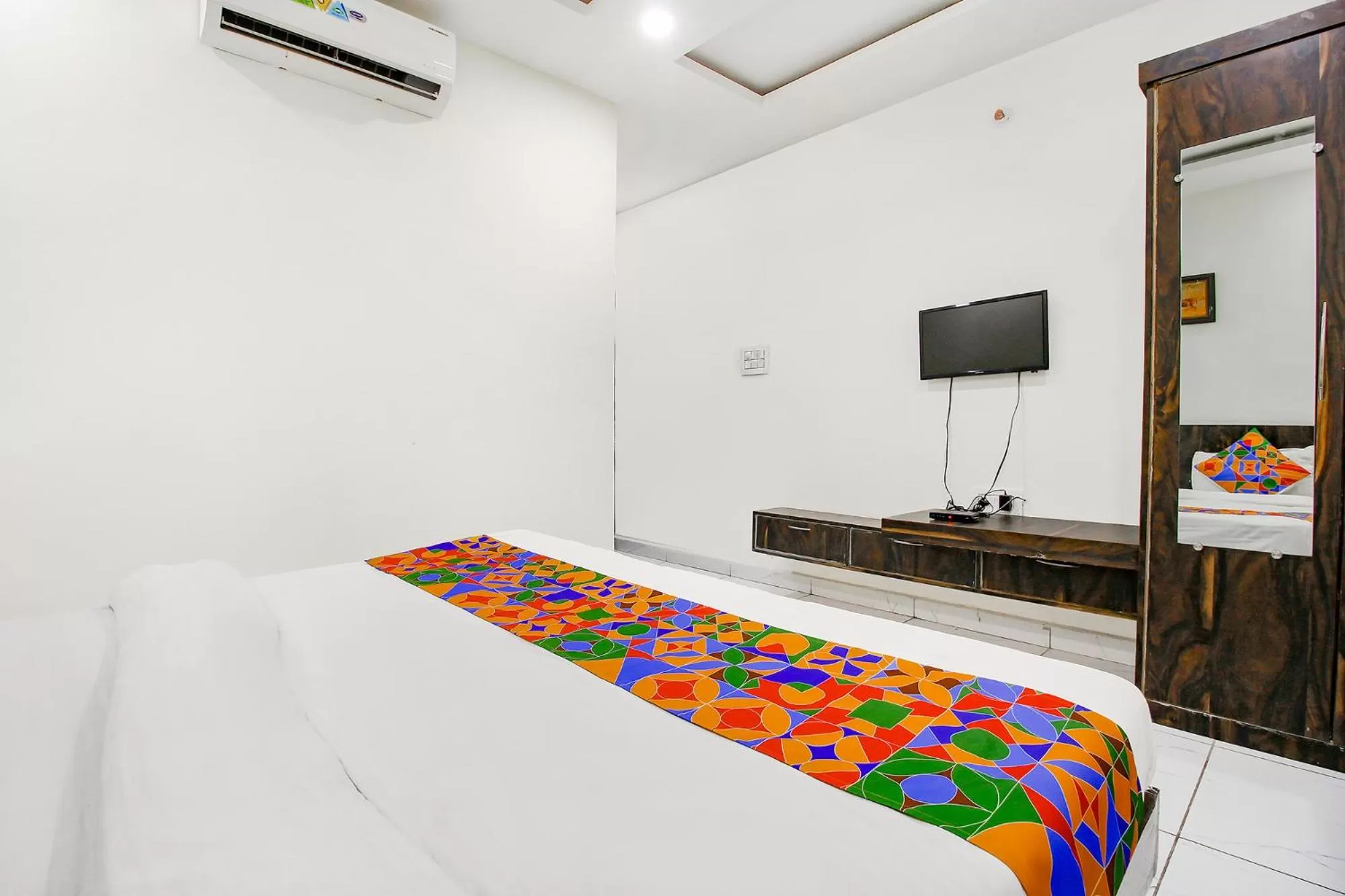 Communal lounge/ TV room, Bed in FabHotel HTC