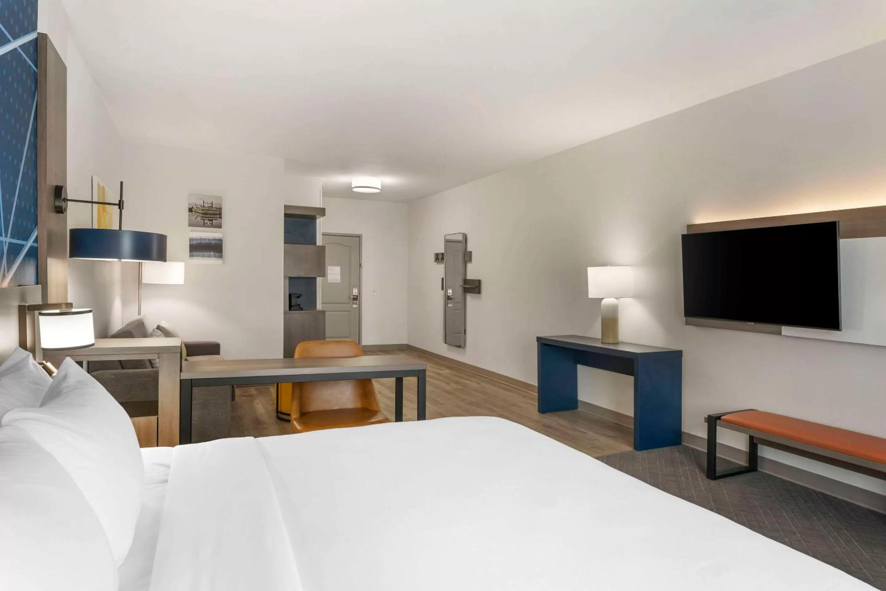 Bedroom, Bed in Comfort Suites Elgin Northwest