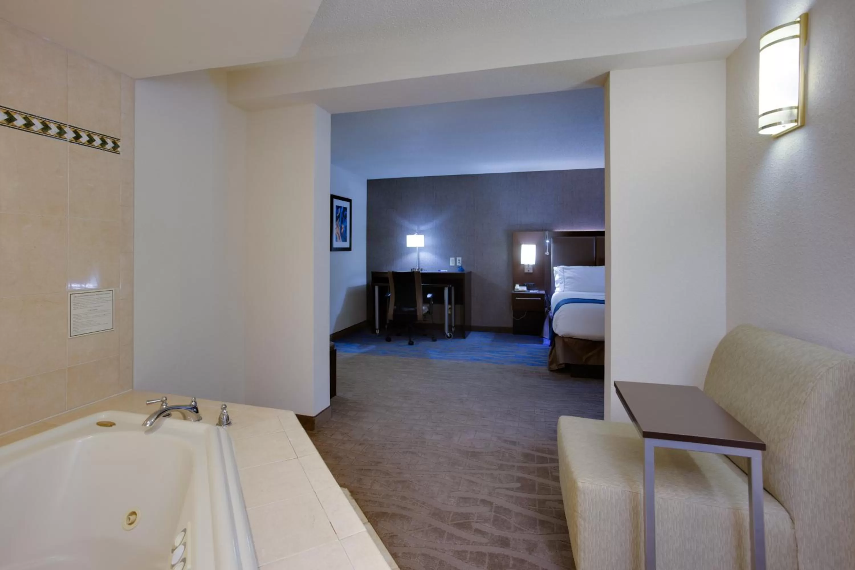 Bedroom in Holiday Inn Express Hotel & Suites Meadowlands Area by IHG