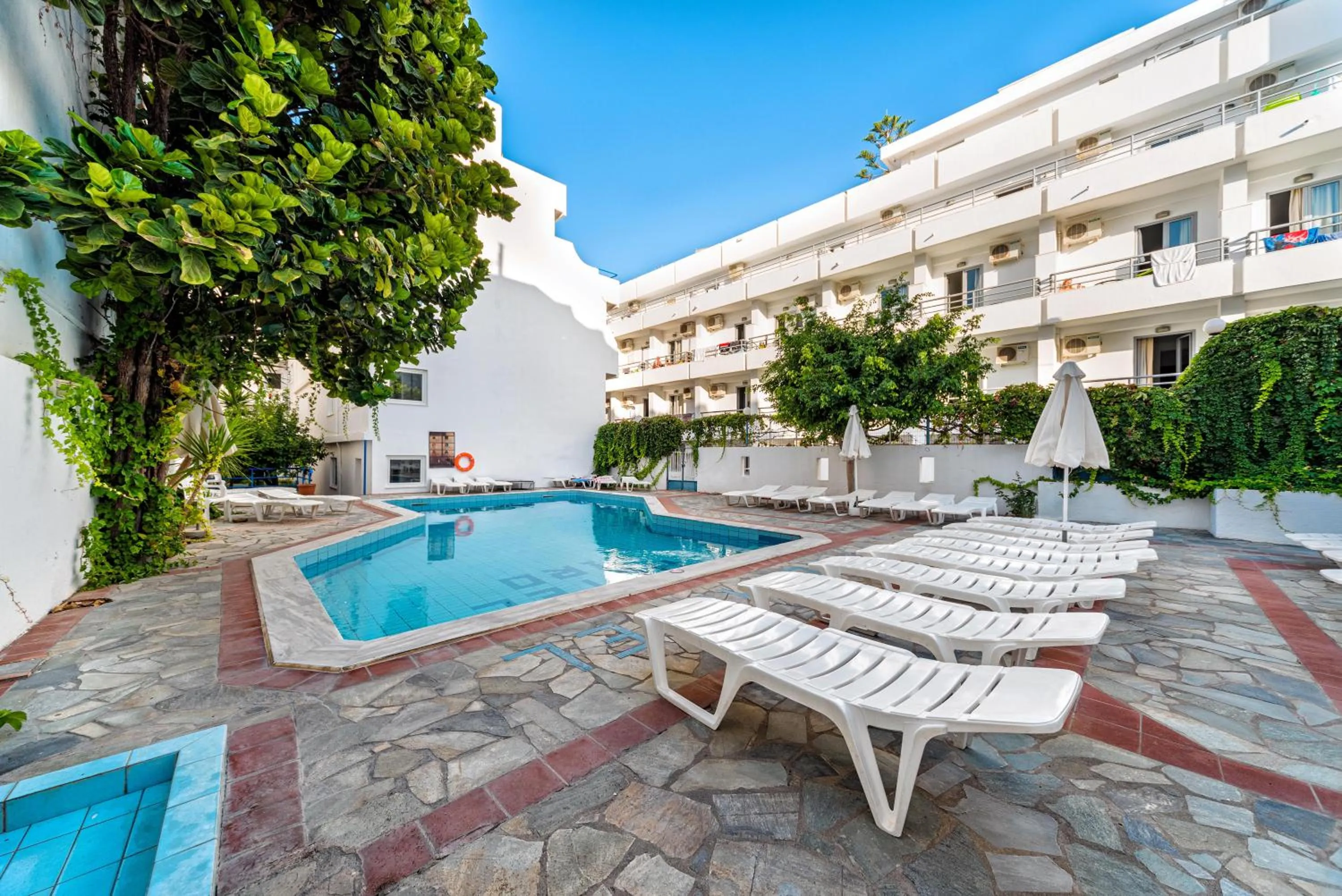 Swimming pool in Hotel Iro