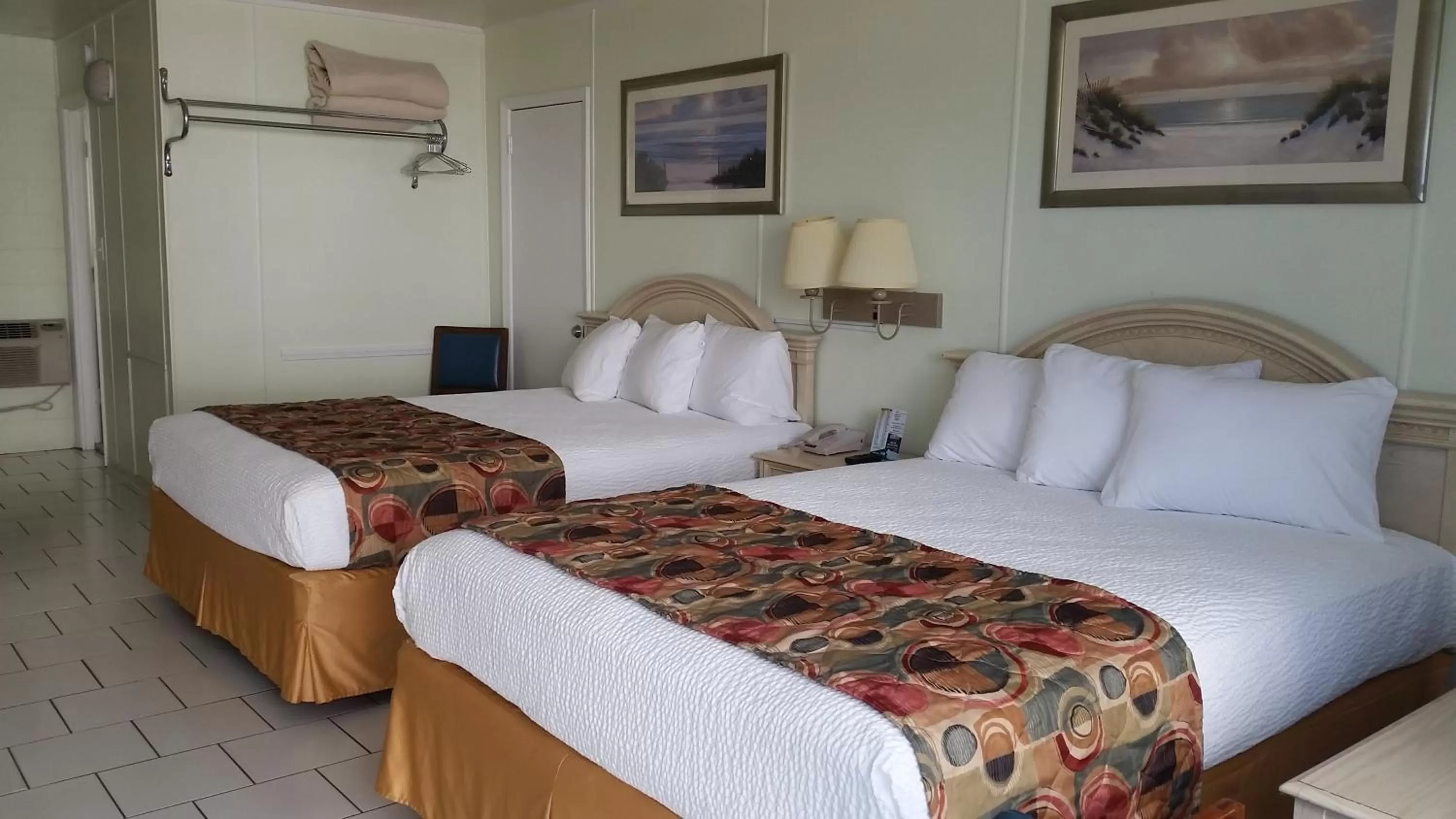 Photo of the whole room, Bed in Vancouver Motel