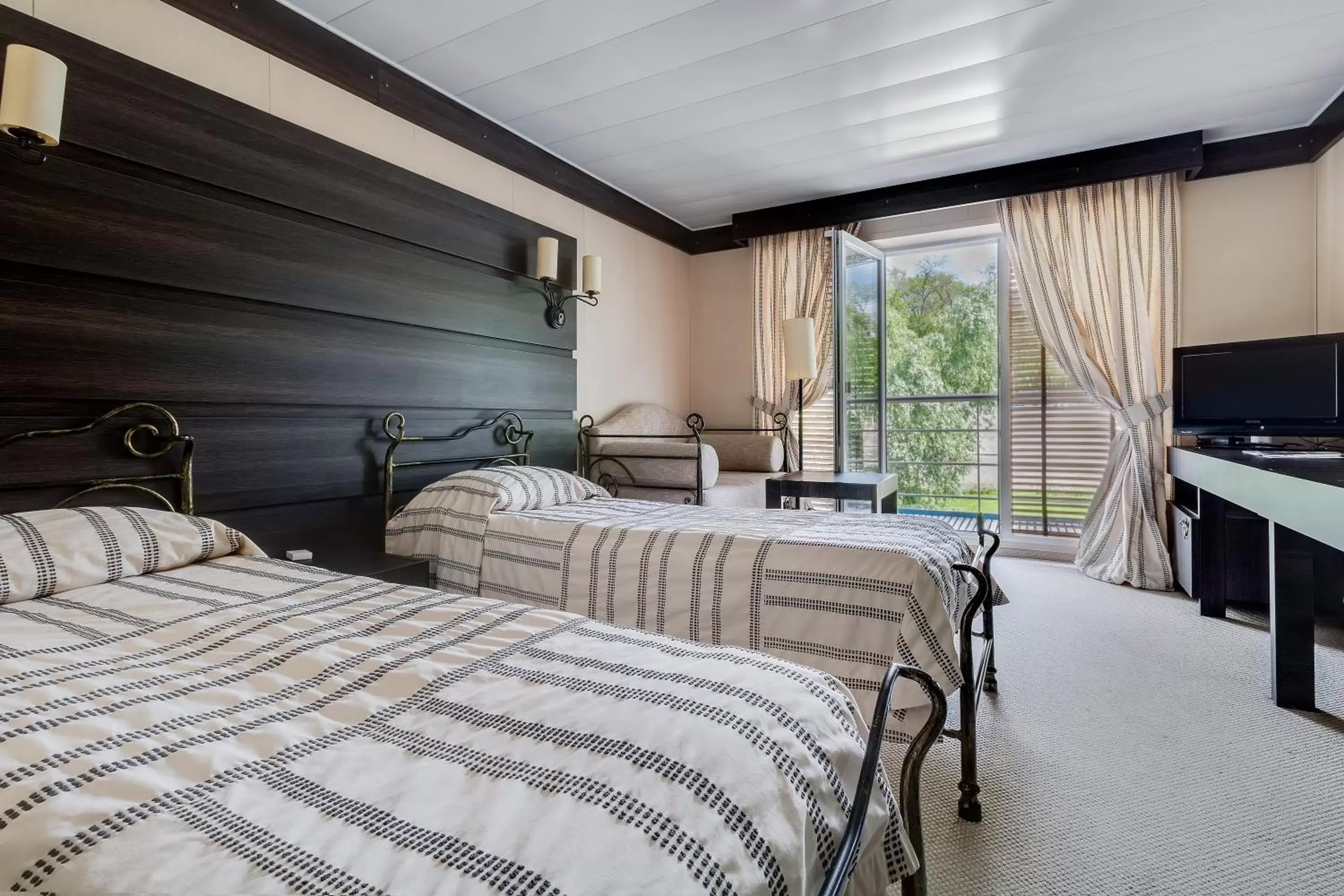 Classic Twin Room with Park View in Bakkara Hotel Classic Twin Room with Park View in Bakkara Hotel