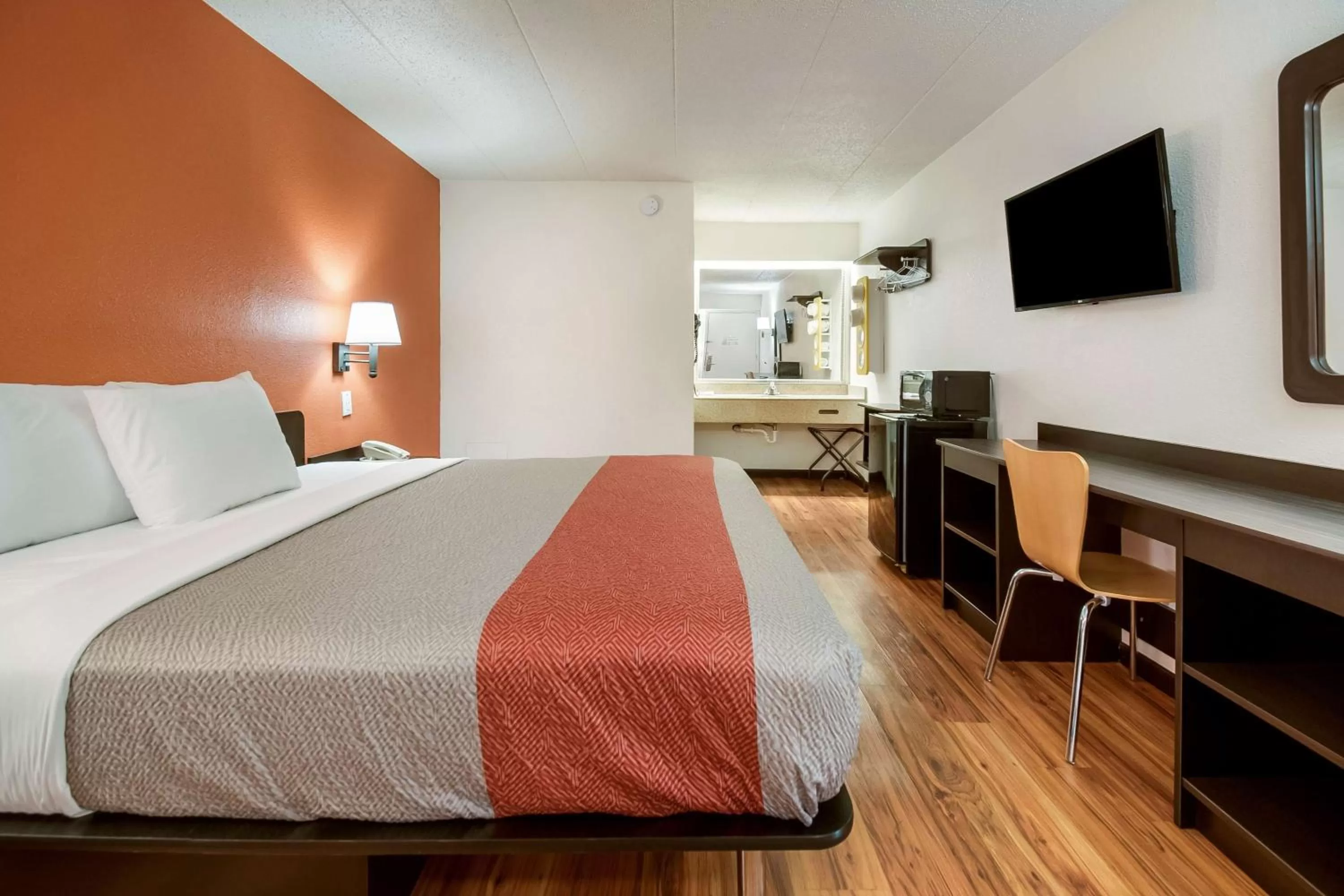 TV and multimedia, Bed in Motel 6-Grove City, OH