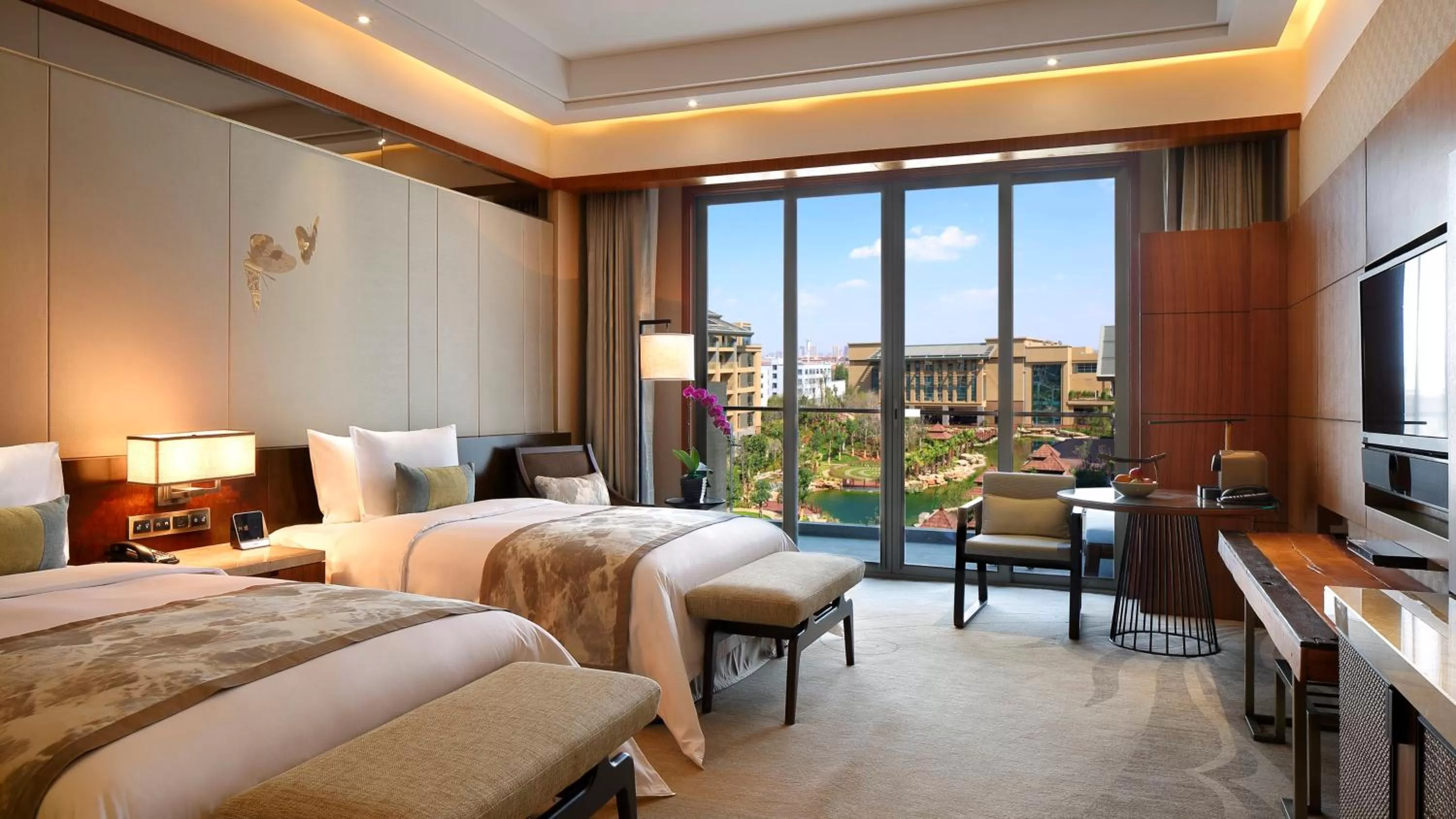 Photo of the whole room, Bed in InterContinental Kunming by IHG