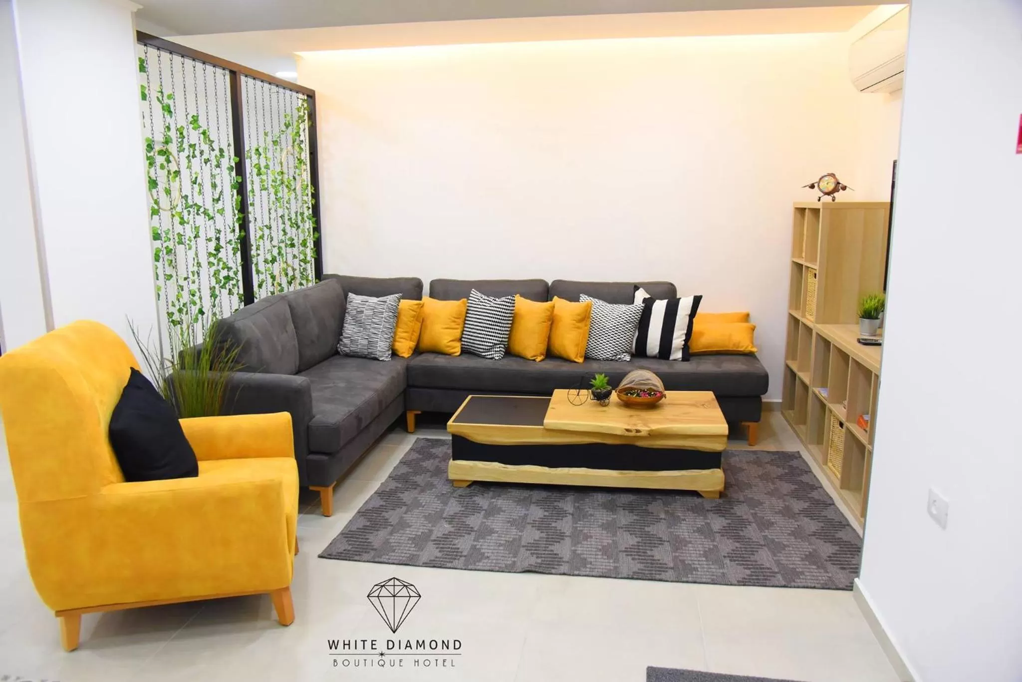 Seating Area in White Diamond