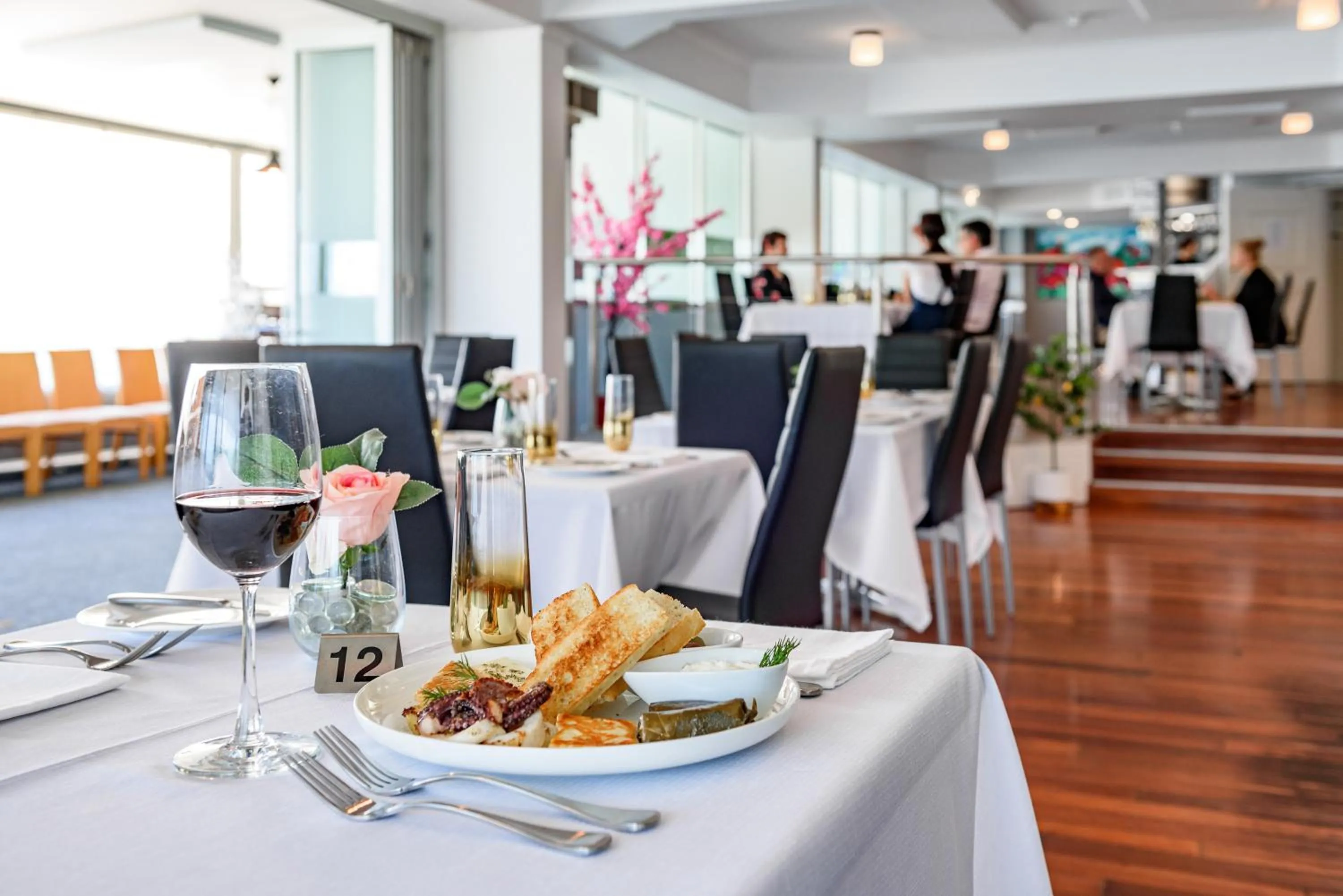 Restaurant/Places to Eat in Metro Hotel & Apartments Gladstone