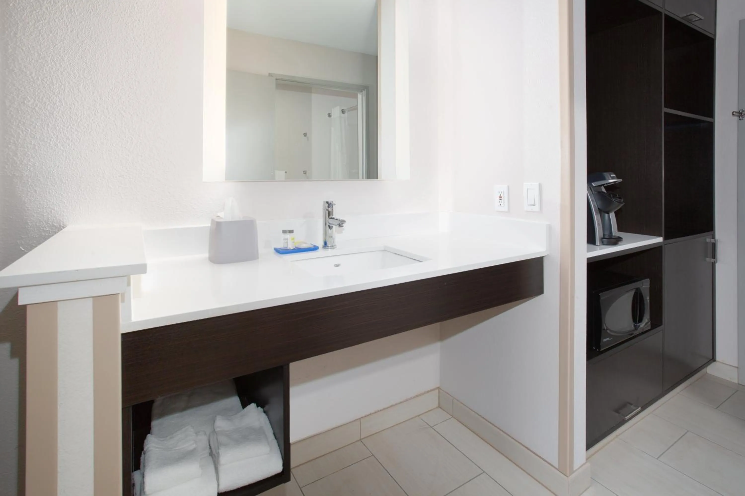 Bathroom in Holiday Inn Express & Suites Lincoln City by IHG