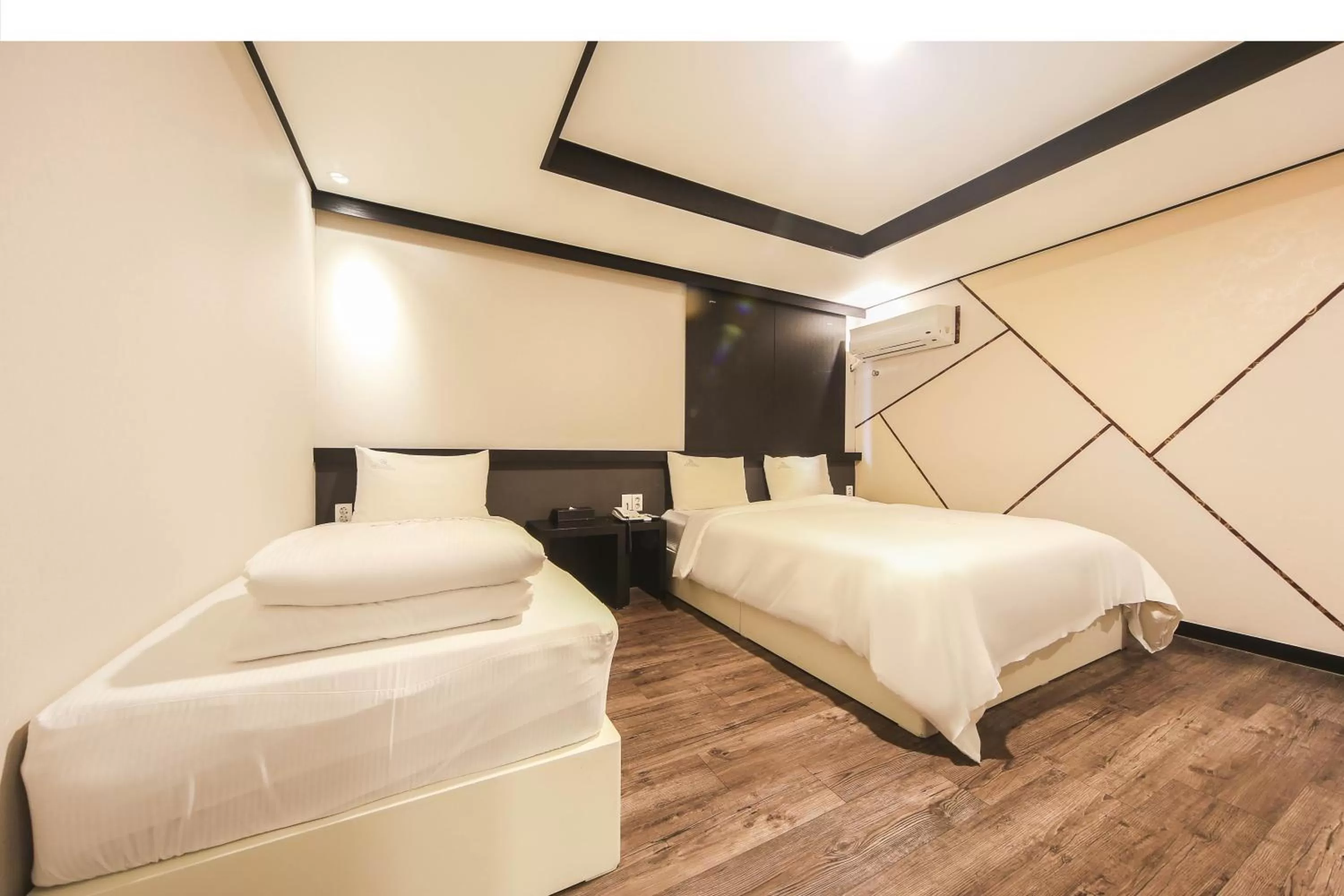 Bedroom, Bed in Elysee Hotel