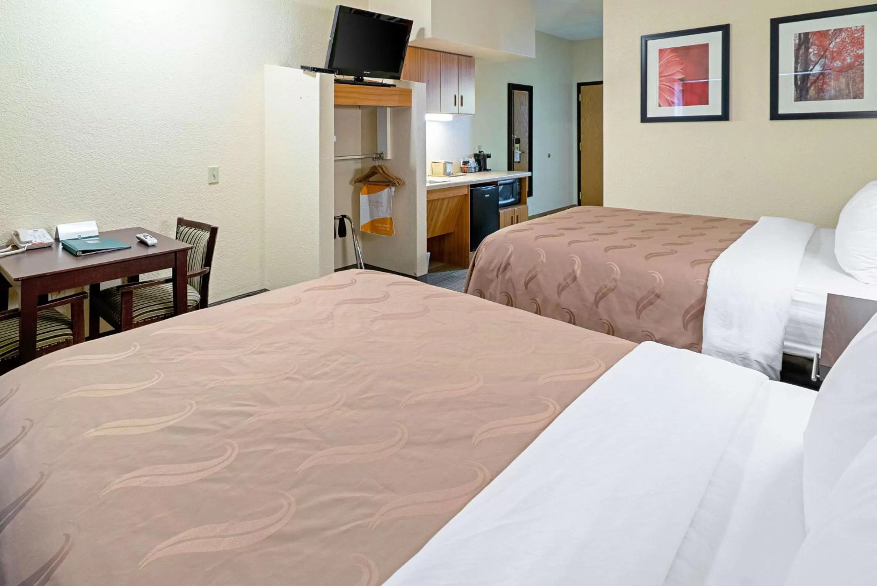 Photo of the whole room, Bed in Quality Inn & Suites Robbinsville