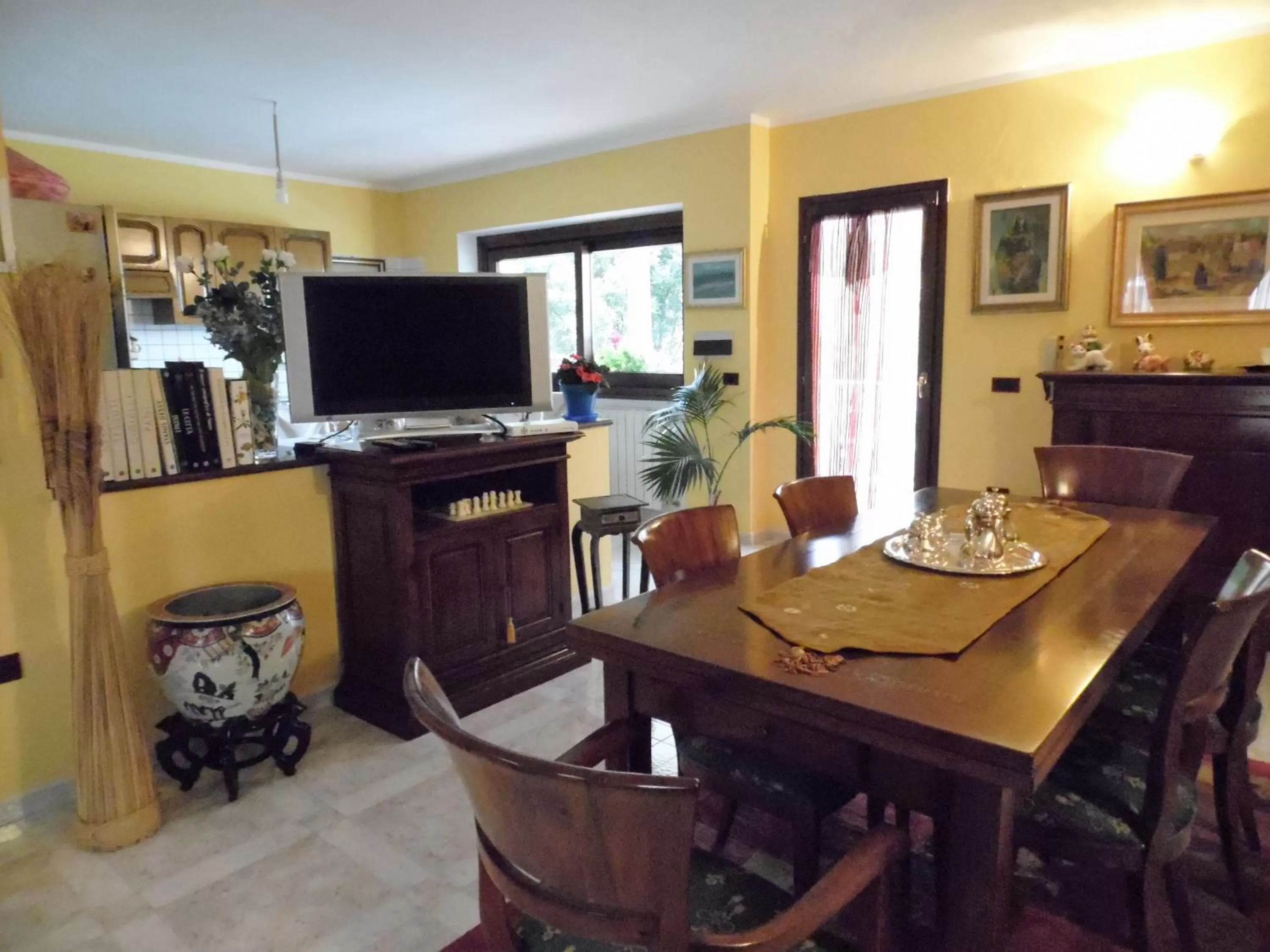 Communal lounge/ TV room in Sole e Luna