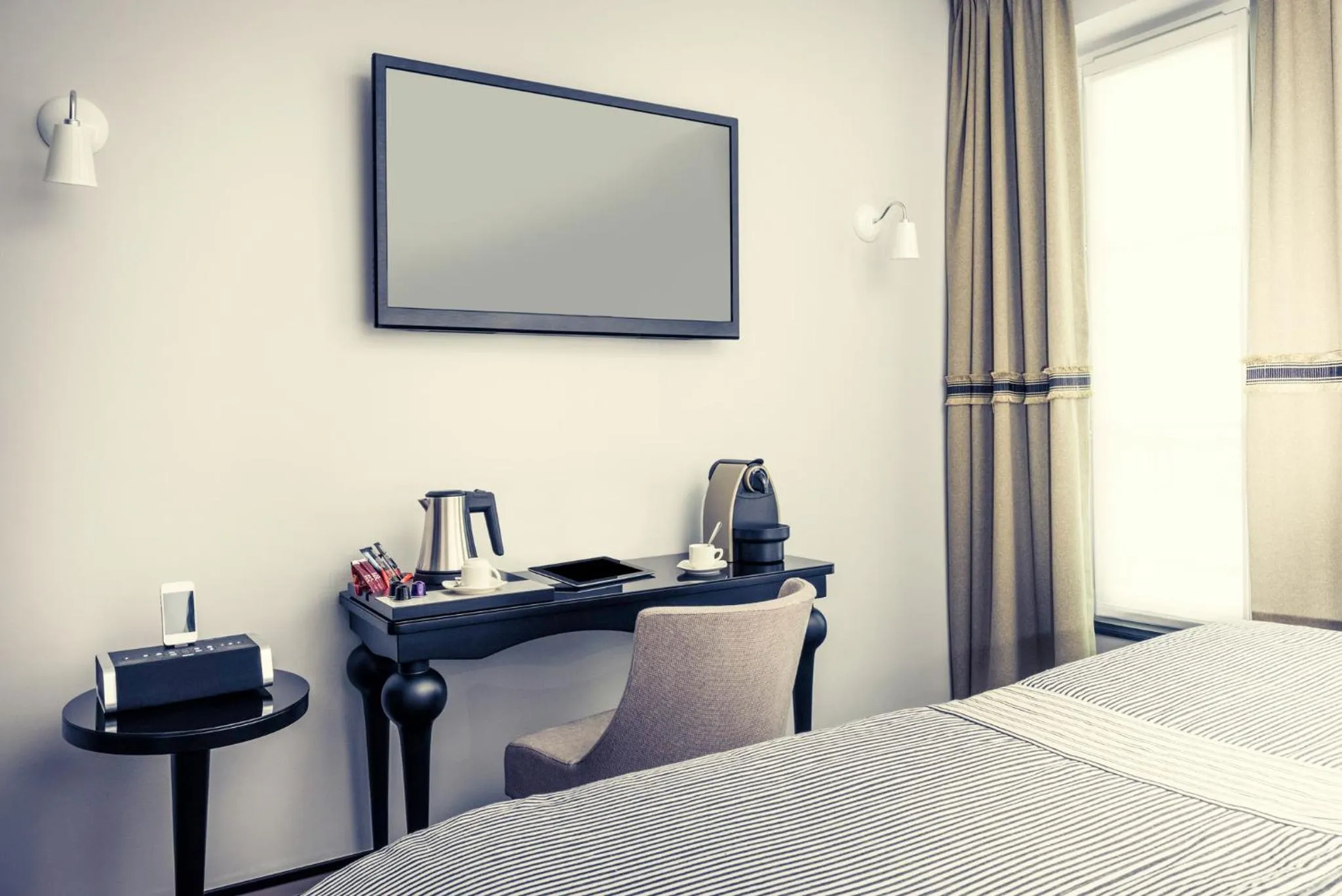 TV and multimedia, Bed in Mercure Paris Arc de Triomphe Wagram
