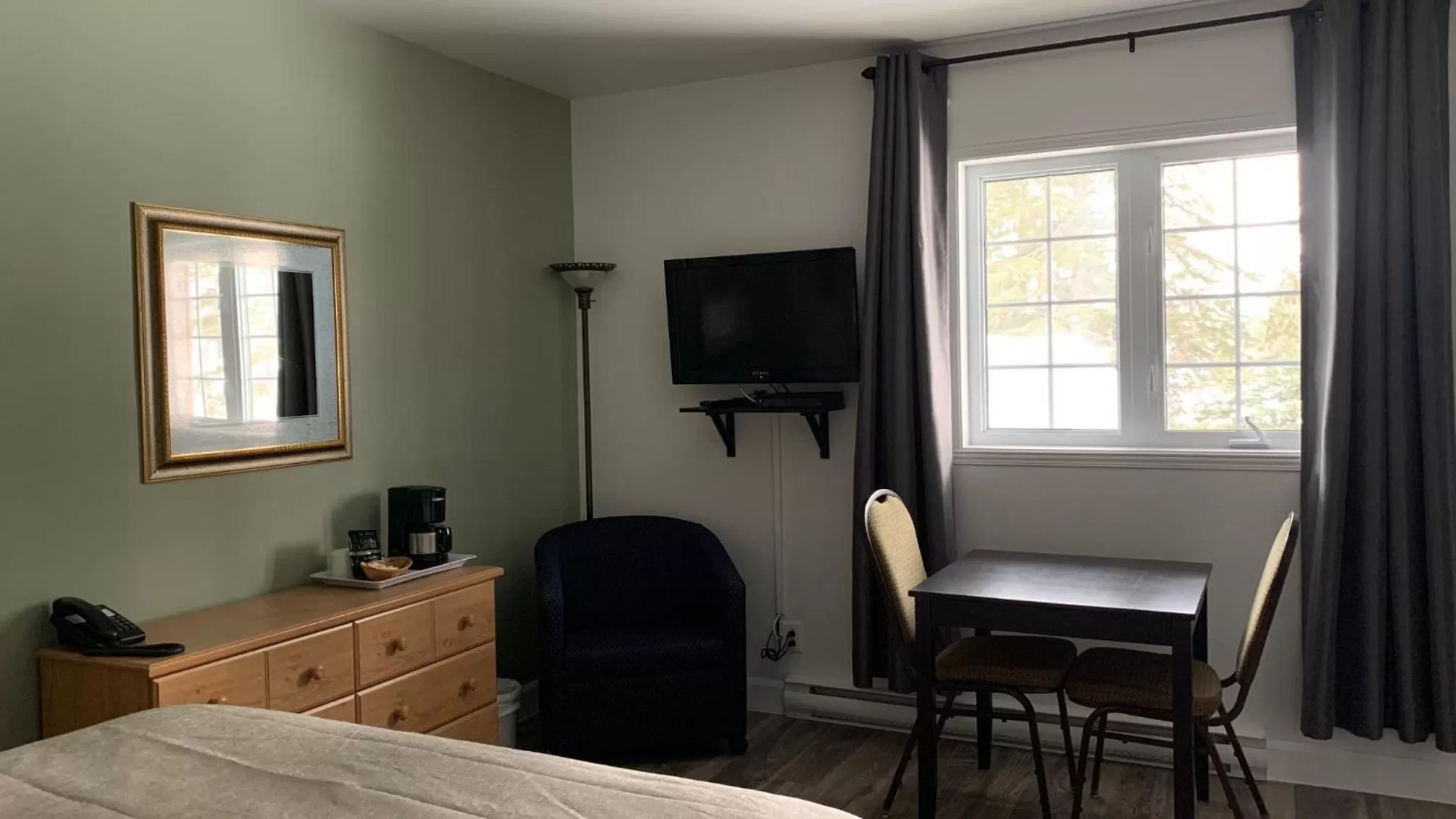 Standard Queen Room in Motel Des Cascades