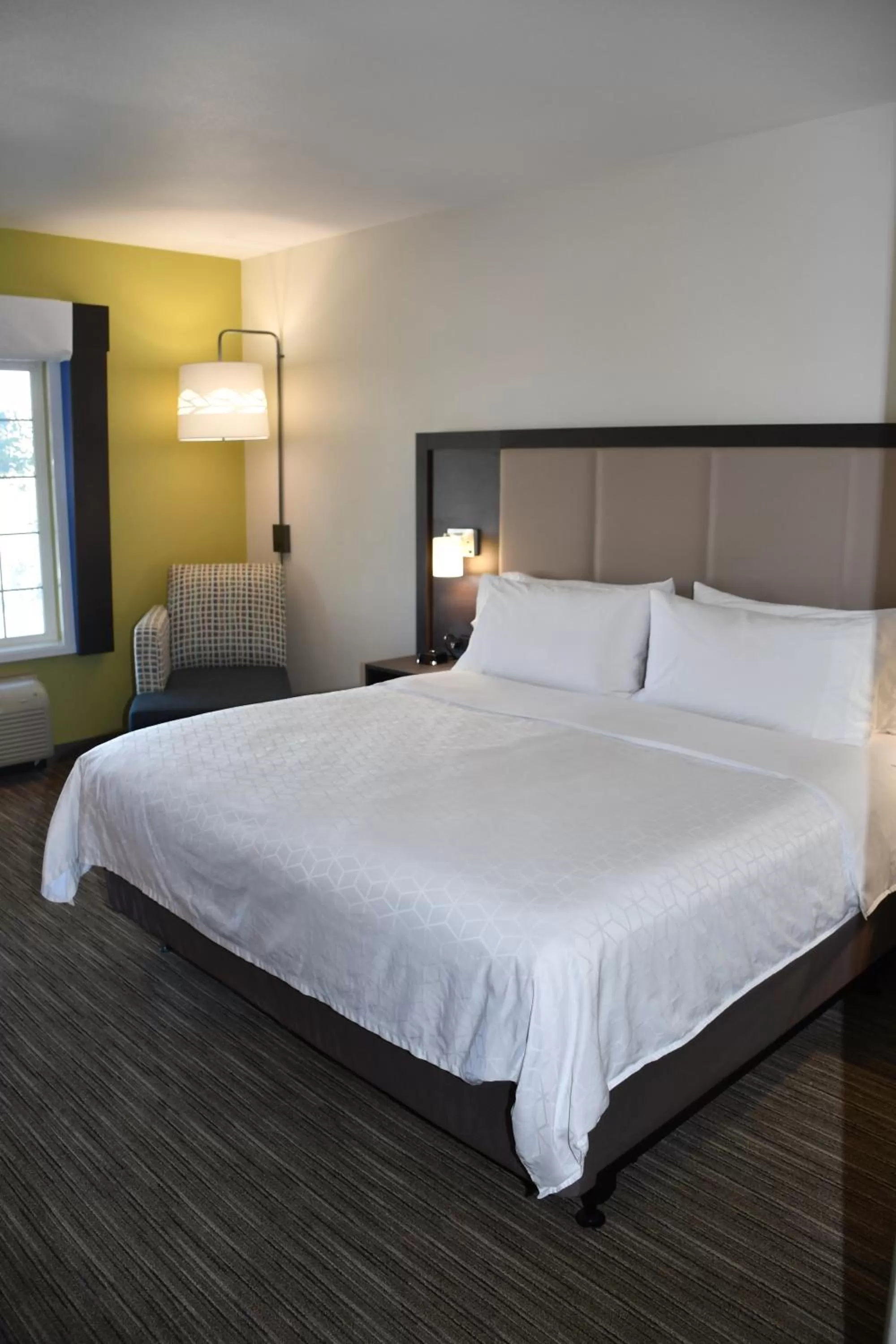 Bed in Holiday Inn Express Hotel & Suites Evanston by IHG