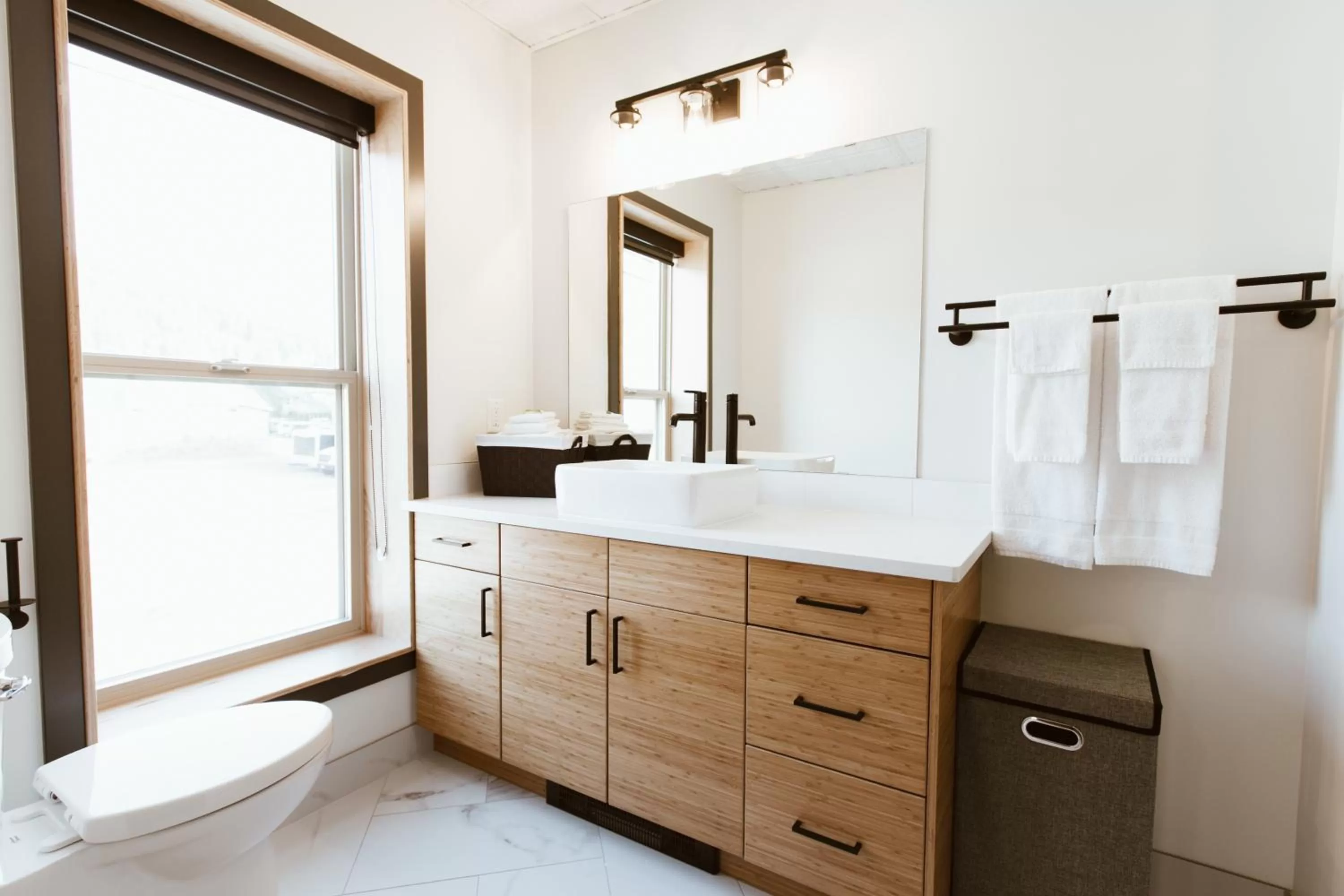 Bathroom in The Flying Steamshovel Inn
