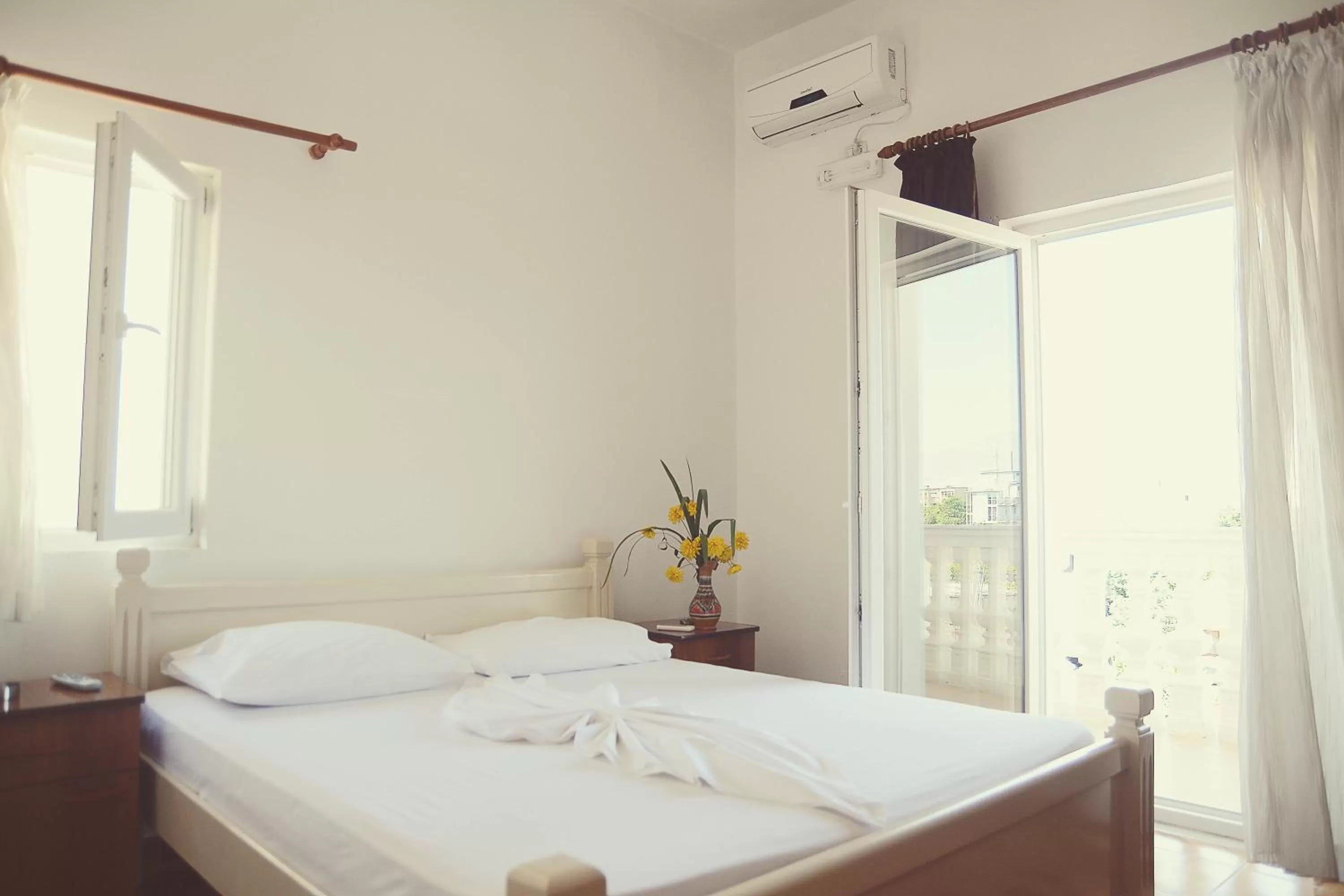 Balcony/Terrace, Bed in Hotel Floga