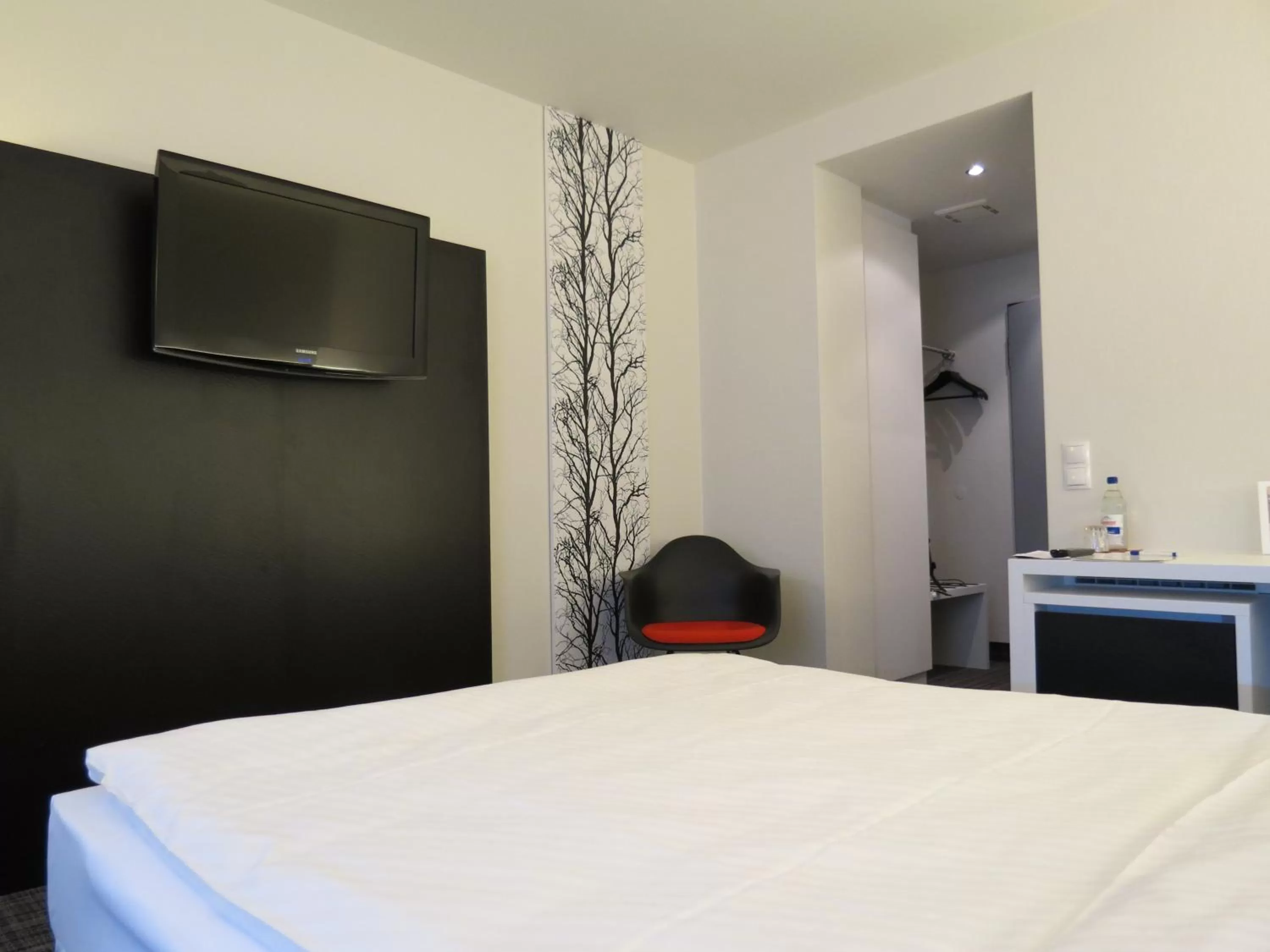 Photo of the whole room, Bed in Comfor Hotel Ulm City