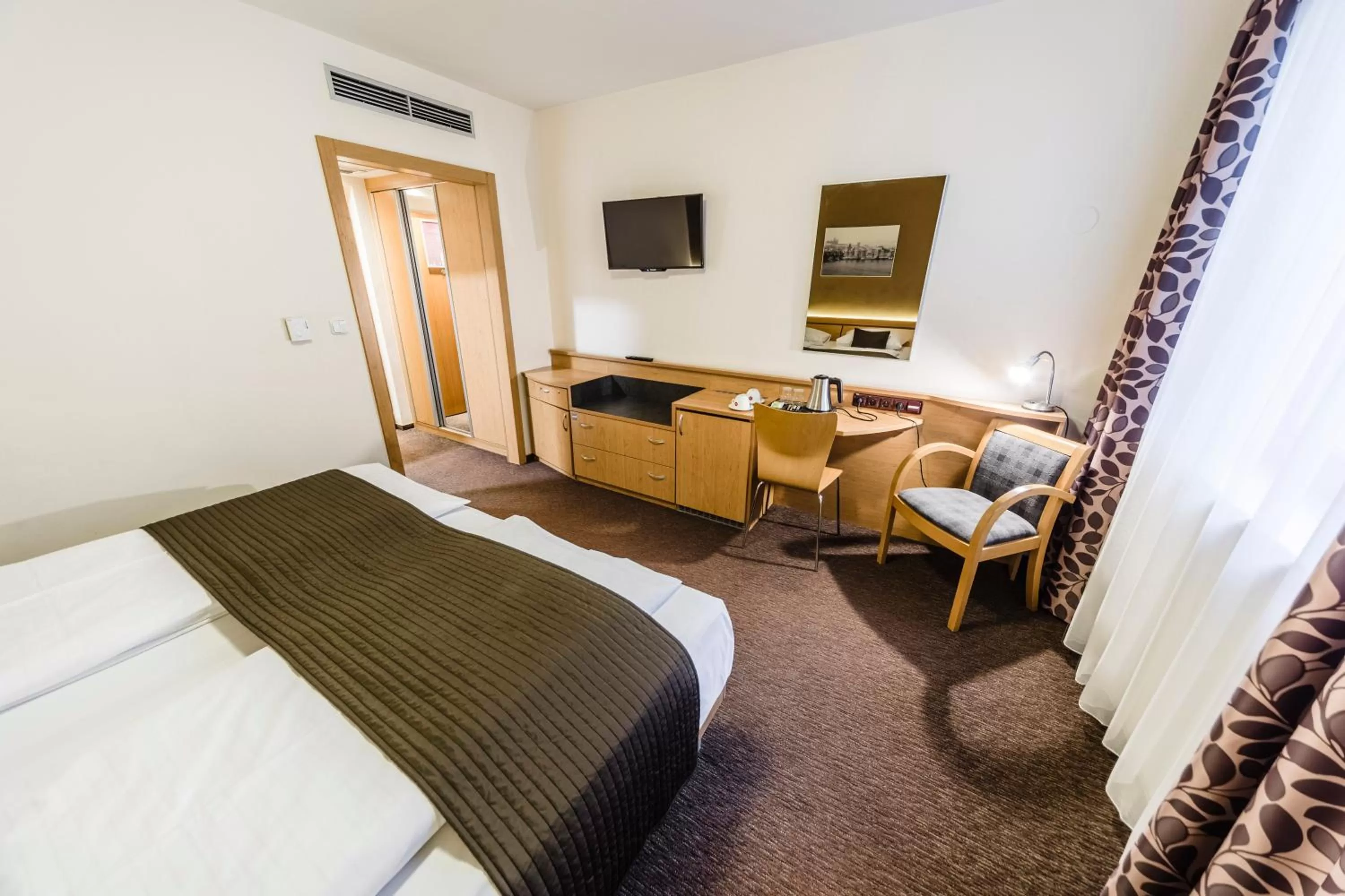 Bedroom, Bed in Archibald City