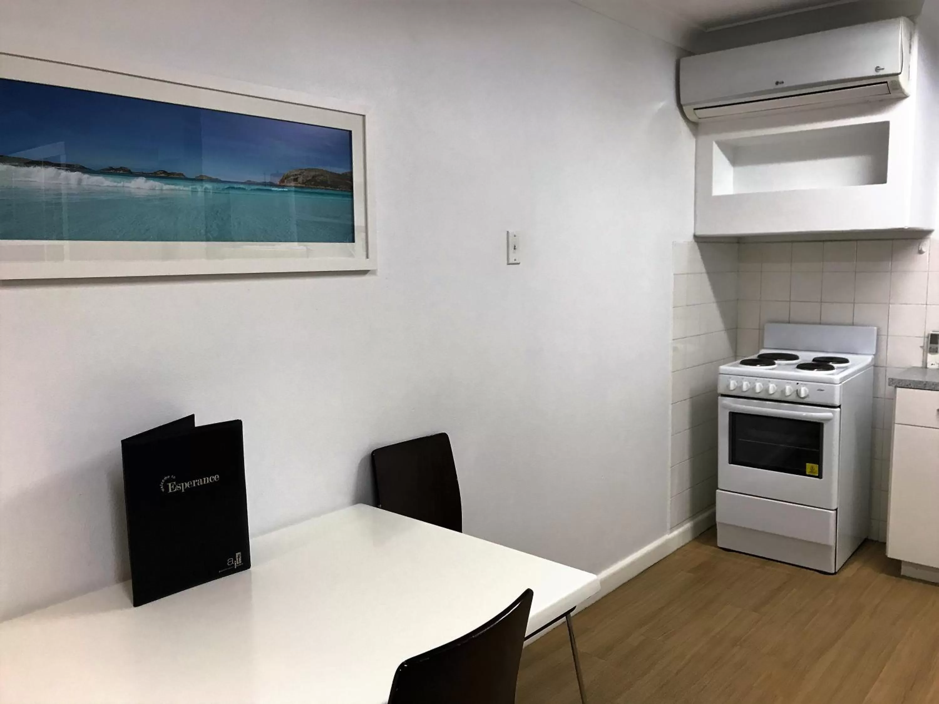Kitchen or kitchenette, TV/Entertainment Center in Archipelago Apartments Esperance