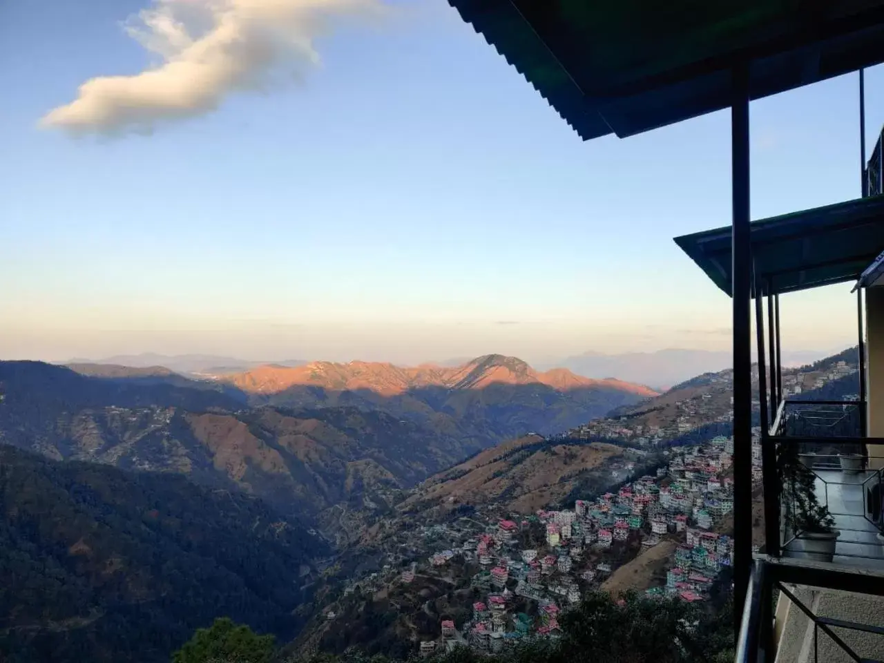 Luxury Room with Balcony in The Oaktree House Luxury Room with Balcony in The Oaktree House